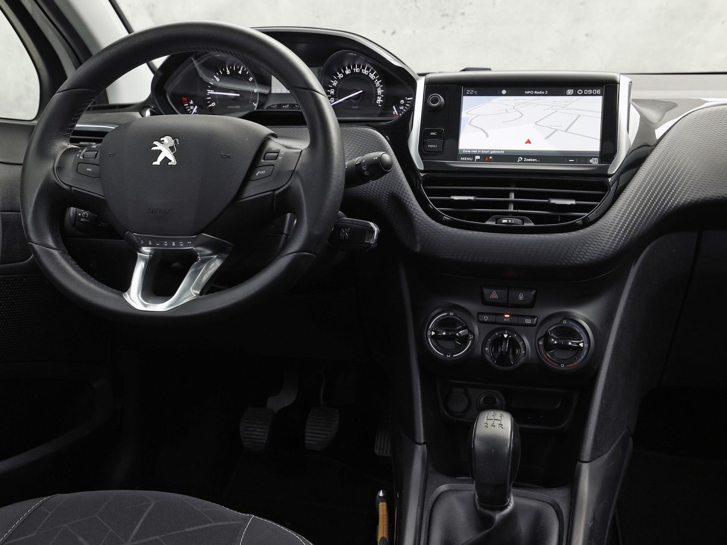 Peugeot 2008 1.2 PureTech Sport (PANORAMADAK, APPLE CARPLAY, NAVIGATIE, LM VELGEN, SPORTSTOELEN, PARKEERSENSOREN, CRUISE, NIEUWSTAAT)