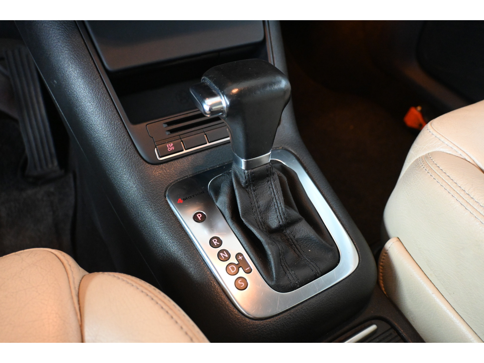 Volkswagen Tiguan 2.0 TDI Automaat DSG Sport&Style 4Motion Clima Cruise control Trekhaak Leder Lichtmetaal Inruil mogelijk