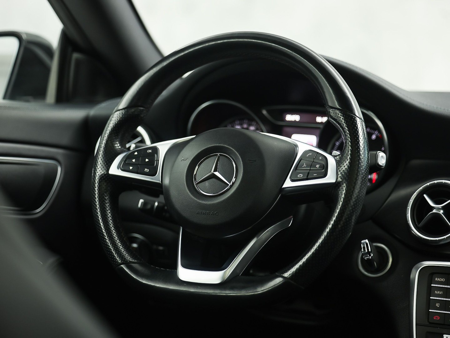Mercedes-Benz CLA-Klasse 200 AMG Sport 156Pk Automaat (PANORAMADAK, GROOT NAVI, LEDER, STOELVERWARMING, SPORTSTOELEN, PARKEERSENSOREN, CRUISE, NIEUWSTAAT)