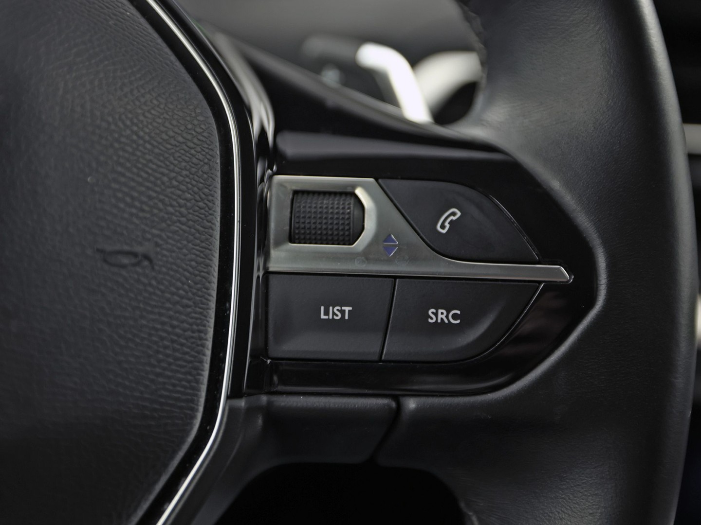 Peugeot 3008 1.6 HYbrid 225 Allure Blacksport 225Pk Automaat (APPLE CARPLAY, SOH 94,7%, BLACK PACK, GROOT NAVI, 360 CAMERA, SPORTSTOELEN, KEYLESS, LANE ASSIST, NIEUWE APK, NIEUWSTAAT)