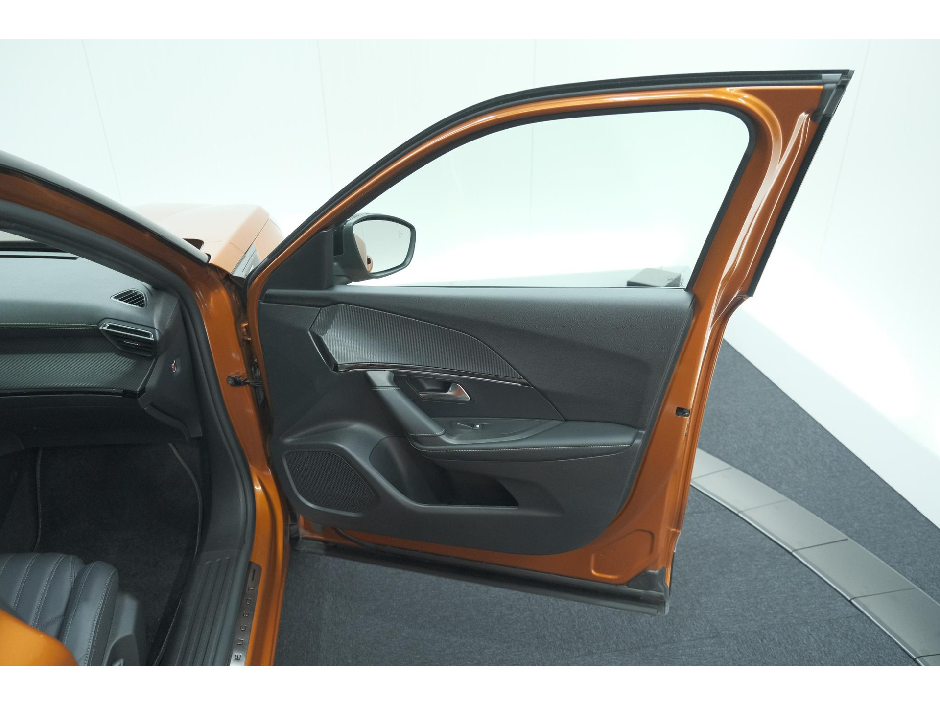Peugeot 2008 PureTech 130 GT Pack | Leer-pakket | Camera | Dodehoekdetectie | Apple Carplay | Stoelverwarming