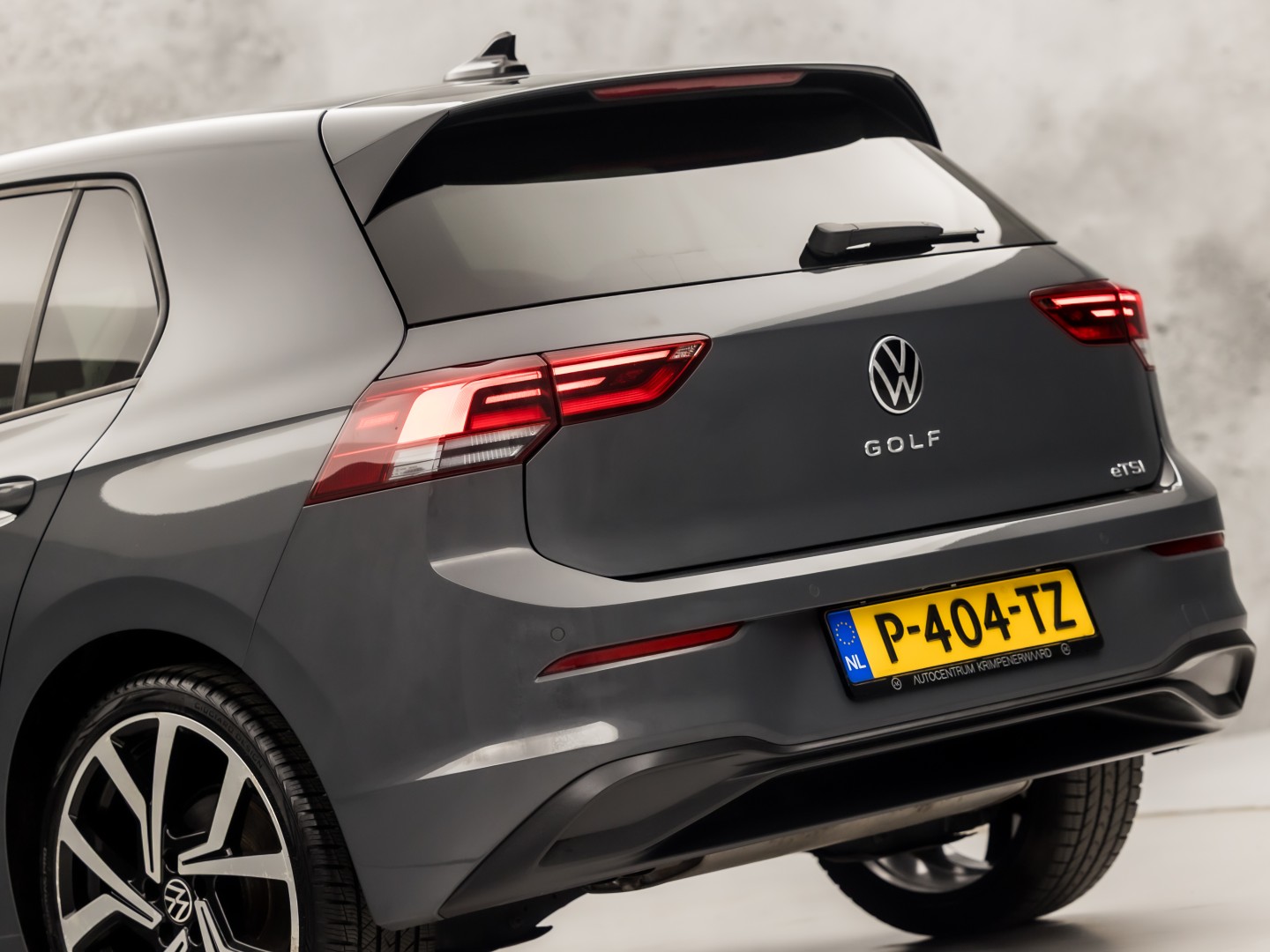Volkswagen Golf 1.5 TSI Sport 150Pk Automaat (APPLE CARPLAY, GROOT NAVI, STUUR/STOELVERWARMING, SPORTSTOELEN, GETINT GLAS, SFEERVERLICHTING, KEYLESS, NIEUWSTAAT)
