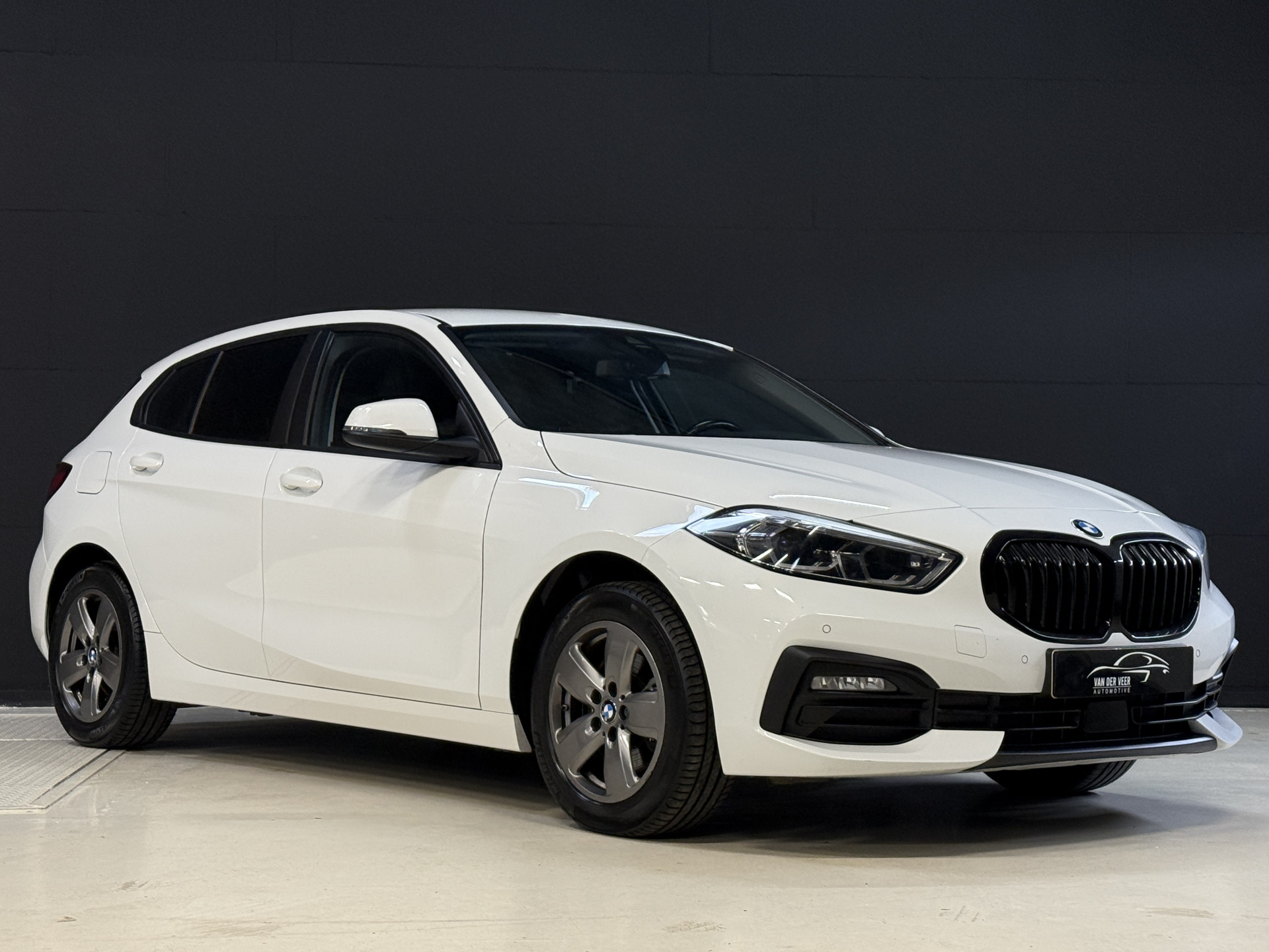 BMW 1-serie 116i Business Edition | Zwarte grill | Apple Carplay | DAB+ | PDC V+A