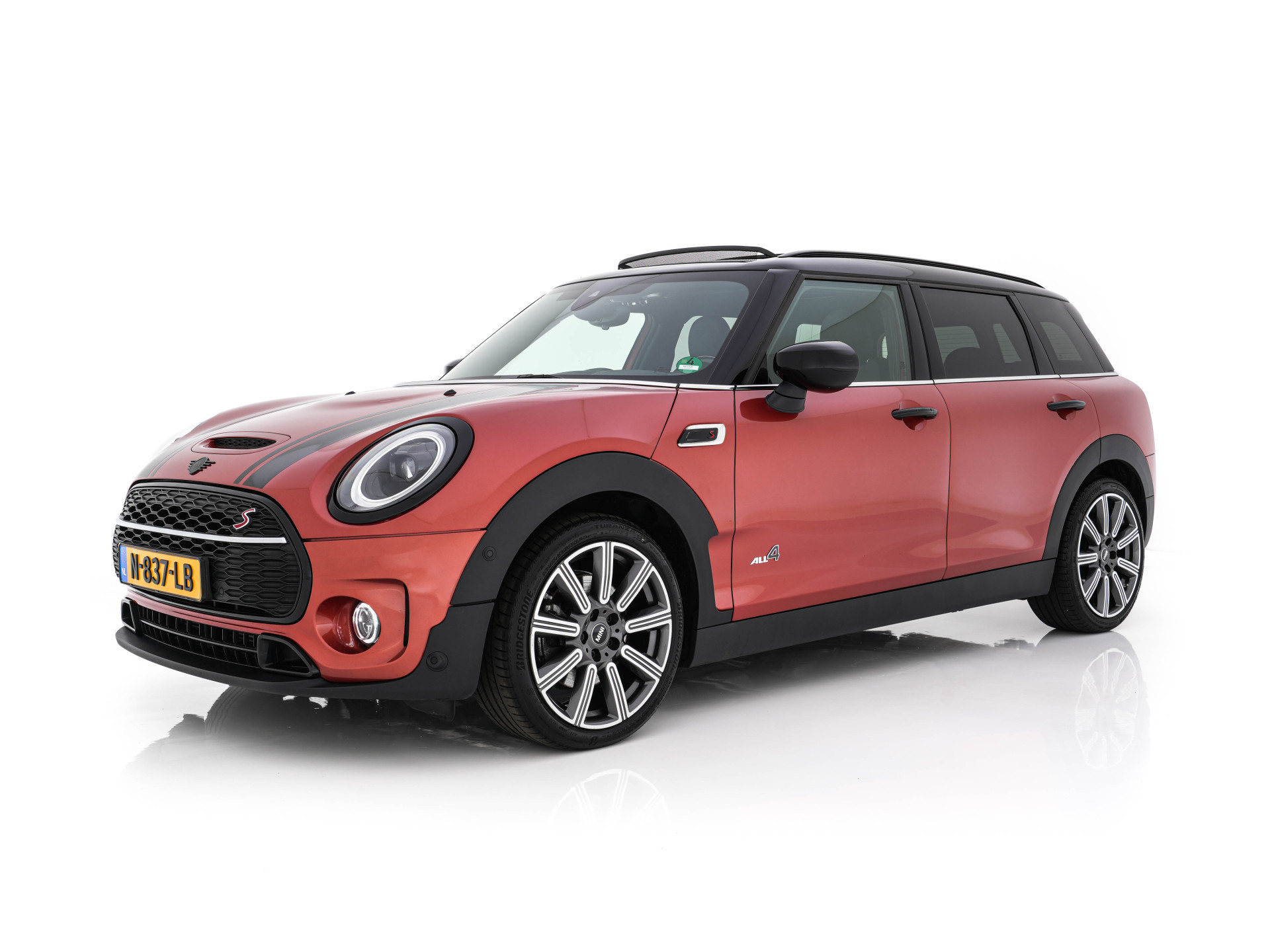 MINI Mini Clubman 2.0 Cooper S ALL4  Premier Plus JCW (INCL-BTW) Aut * PANO | LEATHER | FULL-LED | HEATED-SPORTSEATS | DIGI-COCKPIT | AMBIENT-LIGHT | PRIVACY-GLASS | HEAD-UP | PDC | CAMERA | DAB  | KEYLESS | TOWBAR | 18"ALU*