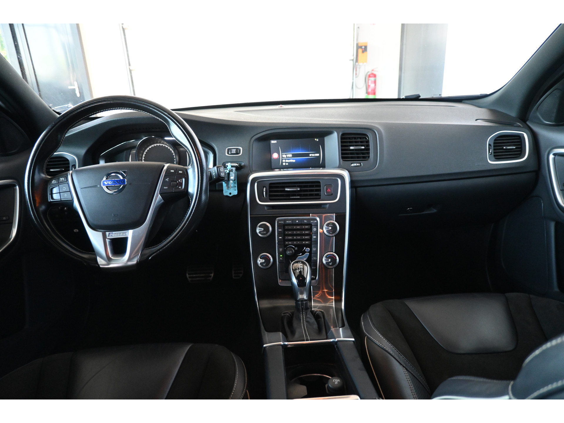 Volvo V60 2.0 D3 Nordic R-Design Automaat Clima Trekhaak Navigatie Cruise control Inruil Mogelijk!