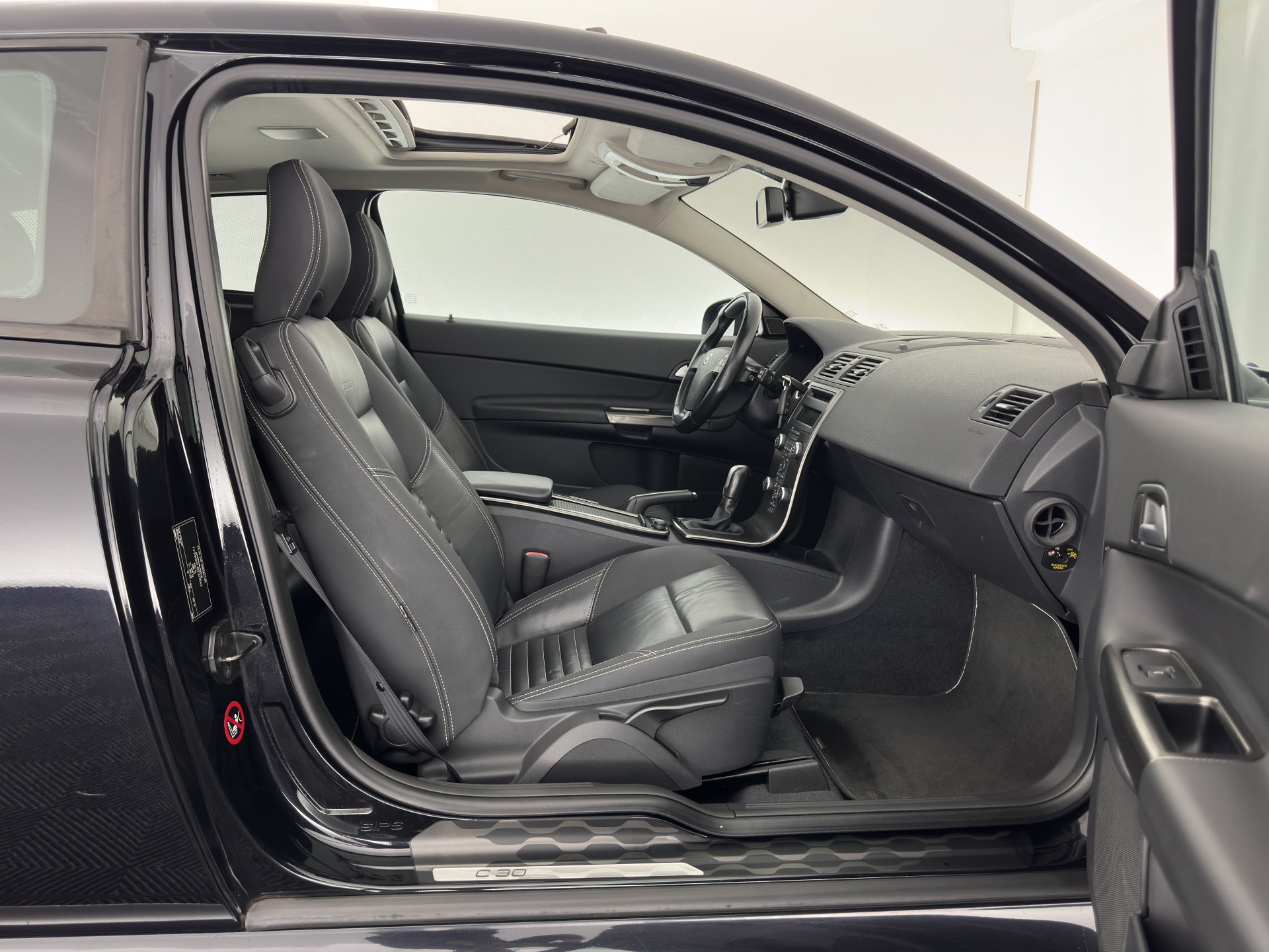 Volvo C30 1.6 D2 R-Design Sport-pack *PANO | BI-XENON | LEATHER-FABRIC | NAVI-FULLMAP | HEATED-SPORTSEATS | ECC | CARBON-INLAY | PDC | PREMIUM-AUDIO | CRUISE | 17''ALU*