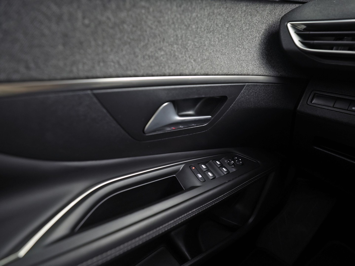 Peugeot 3008 1.2 PureTech Sport Automaat (PANORAMADAK, APPLE CARPLAY, GROOT NAVI, 360 CAMERA, LEDER, STOELVERWARMING, SPORTSTOELEN, GETINT GLAS, KEYLESS, DRIVE SELECT, NIEUWSTAAT)