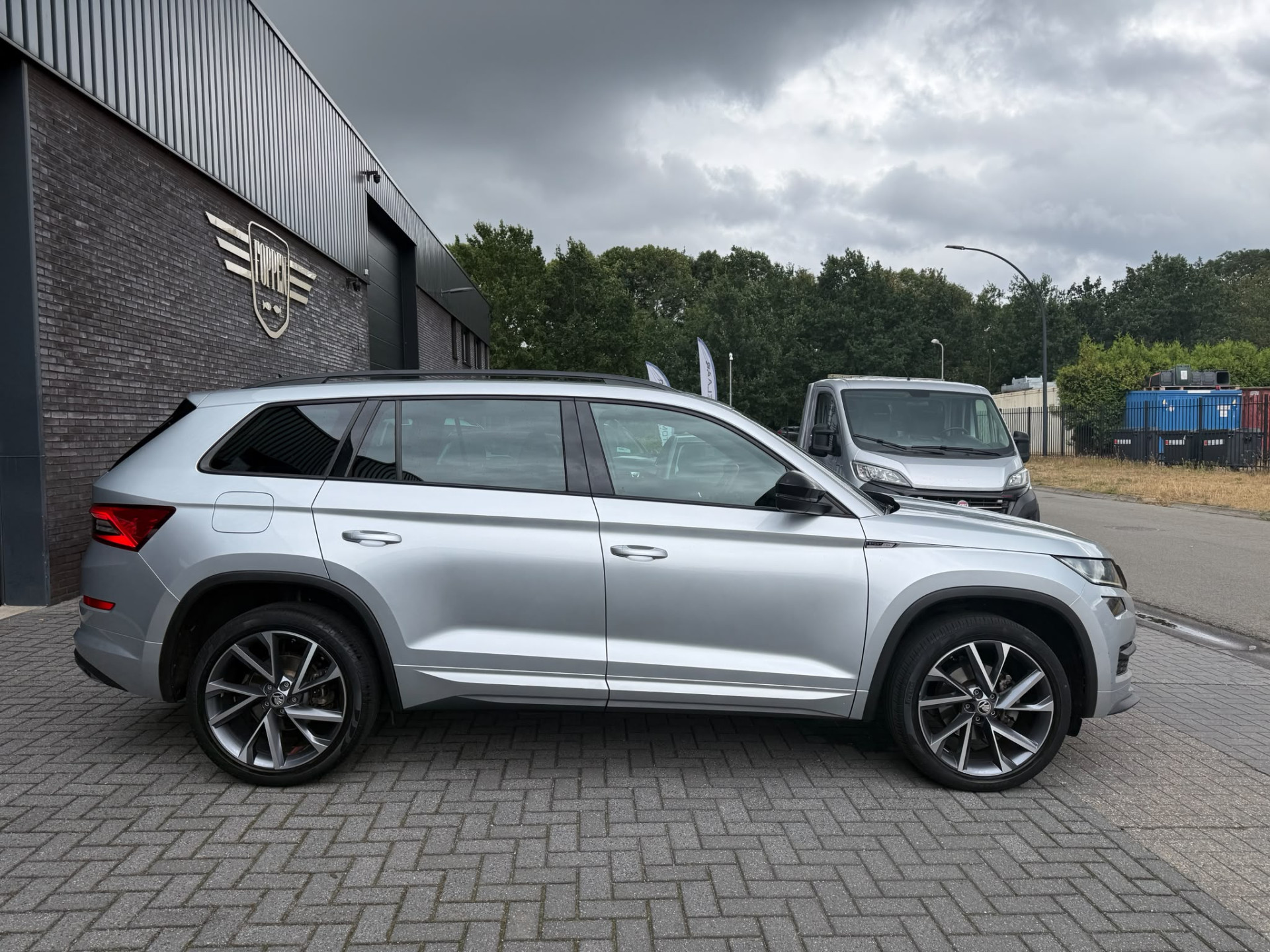 ŠKODA Kodiaq 1.5 TSI Sportline Business | 1E EIGENAAR | 3/6/12 MND GARANTIE | AUTOMAAT | PANO | LED | DAB | MEMORY | CARPLAY | DIGITAAL COCKPIT | TREKHAAK |