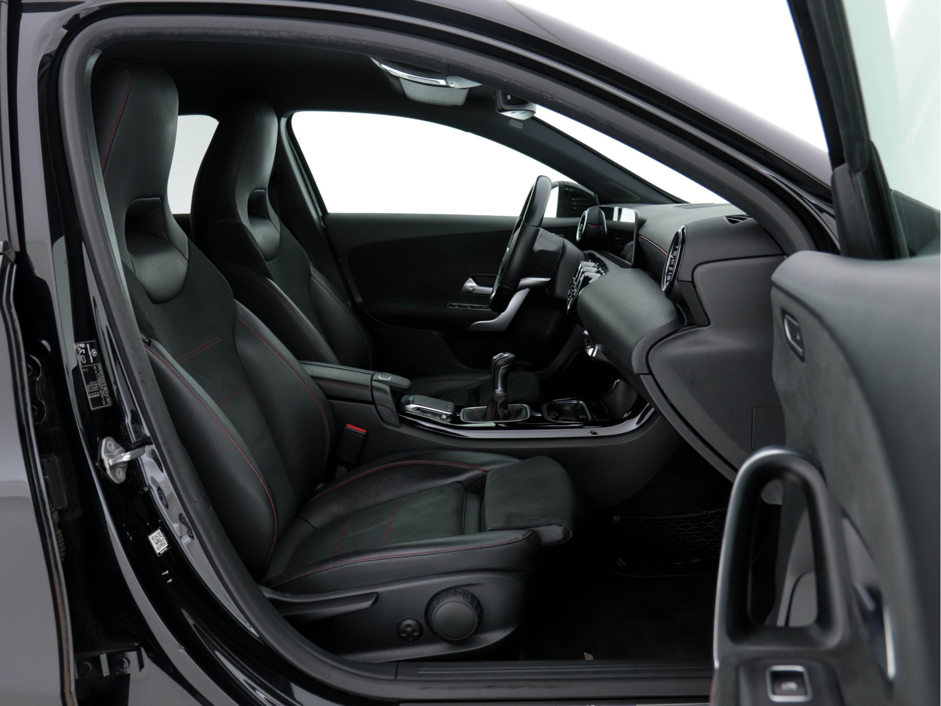 Mercedes-Benz A-klasse 160 Business Solution (INCL-BTW) *WIDE-SCREEN-COCKPIT | FULL-LED | HEATED-SPORTSEATS | LEATHER-MICROFIBRE | NAVI-FULLMAP | CAMERA | ECC | PDC | CRUISE | CARPLAY | AMBIENT-LIGHT | PRIVACY-GLASS | 18"ALU*