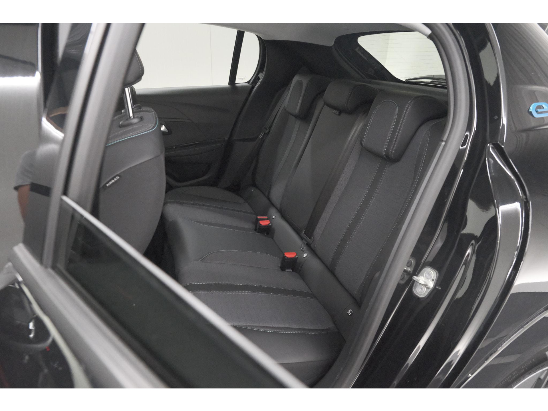 Peugeot e-208 EV Allure 50 kWh | 98,9% SOH | Camera | Navigatie | Parkeersensoren | Stoelverwarming