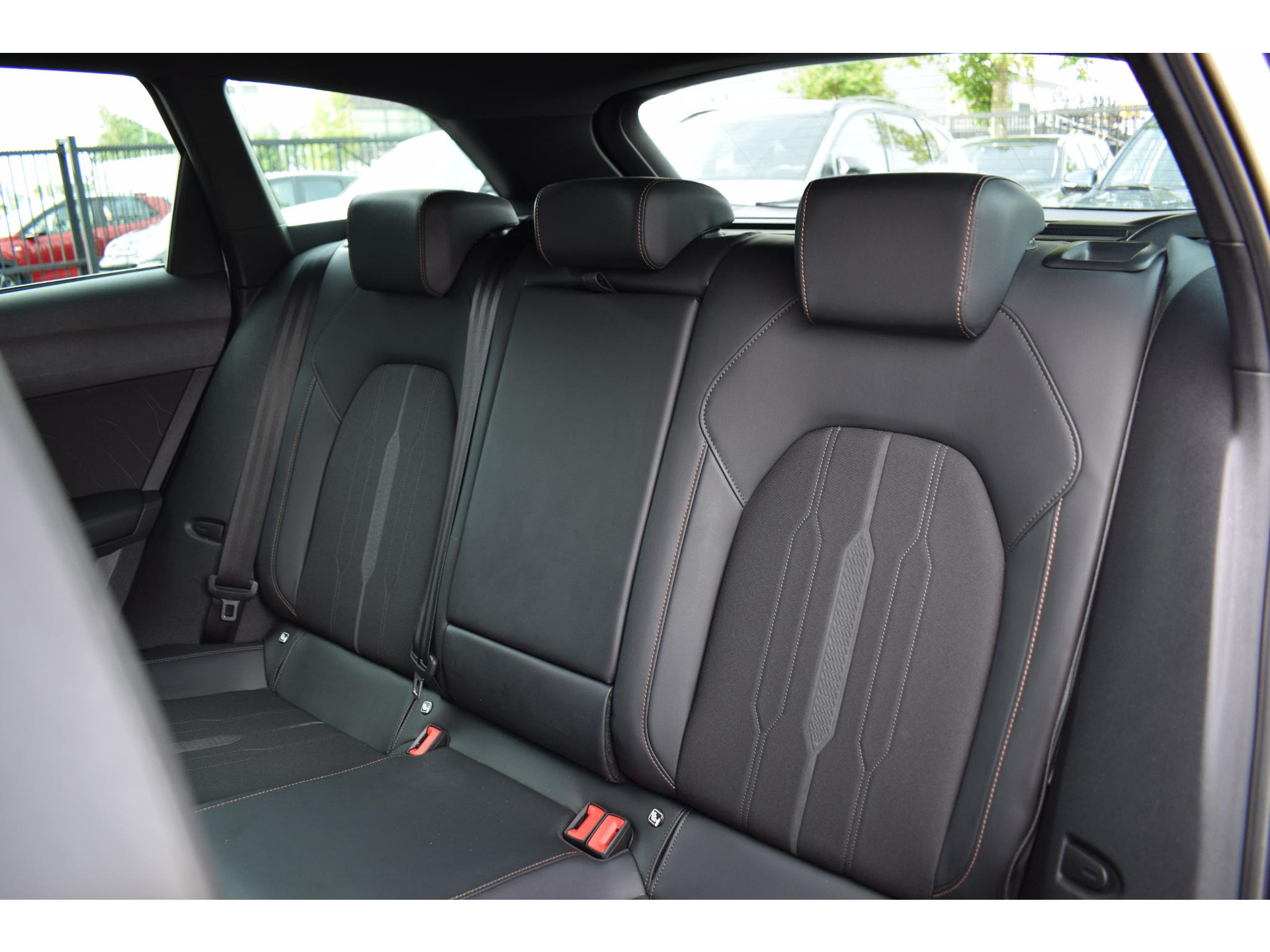 CUPRA Leon Sportstourer 1.4 e-Hybrid VZ Business | 245 PK | Half Leer | Apple CarPlay | Stuurverwarming