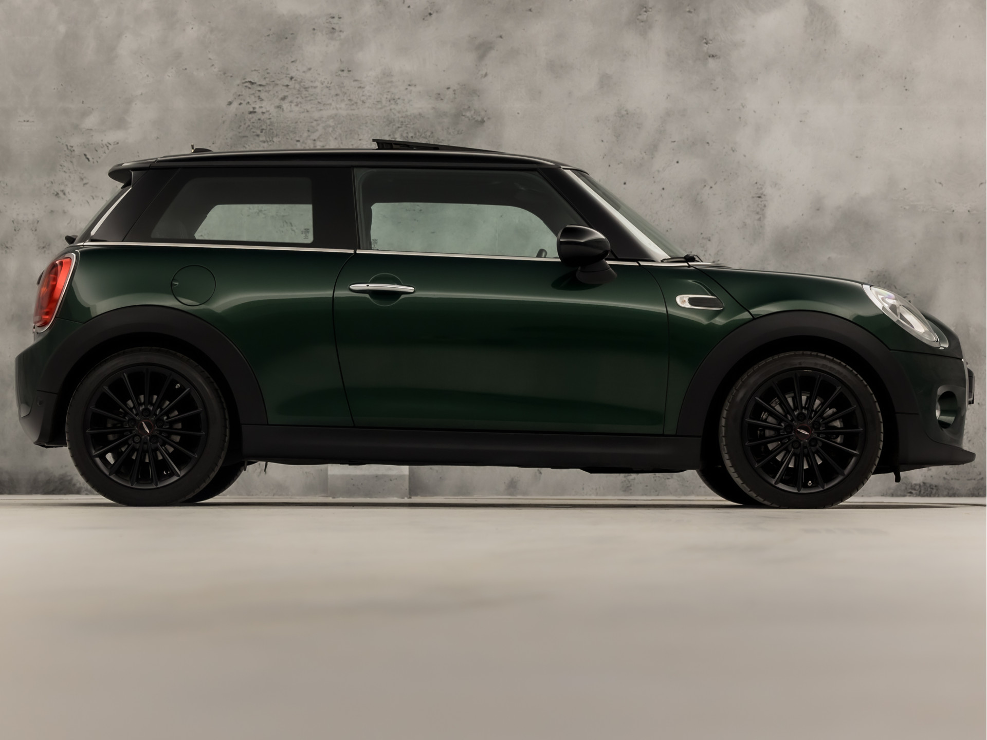 MINI Mini 1.5 Cooper Sport Automaat (PANORAMADAK, JCW PACK, NAVIGATIE, CLIMATE, ZWART HEMEL, SPORTSTOELEN, PARKEERSENSOREN, CRUISE, NIEUWE APK, NIEUWSTAAT)