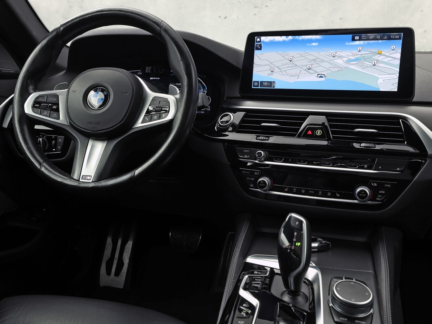 BMW 5 Serie 530e M Sport High Executive 293Pk (PANORAMADAK, M PAKKET, LASER LED, HEAD-UP DISPLAY, 360 CAMERA, MEMORY SEATS, HARMAN/KARDON, TREKHAAK ELEKTRISCH, STOELVERWARMING ACHTER, DISPLAY KEY, NIEUWSTAAT)