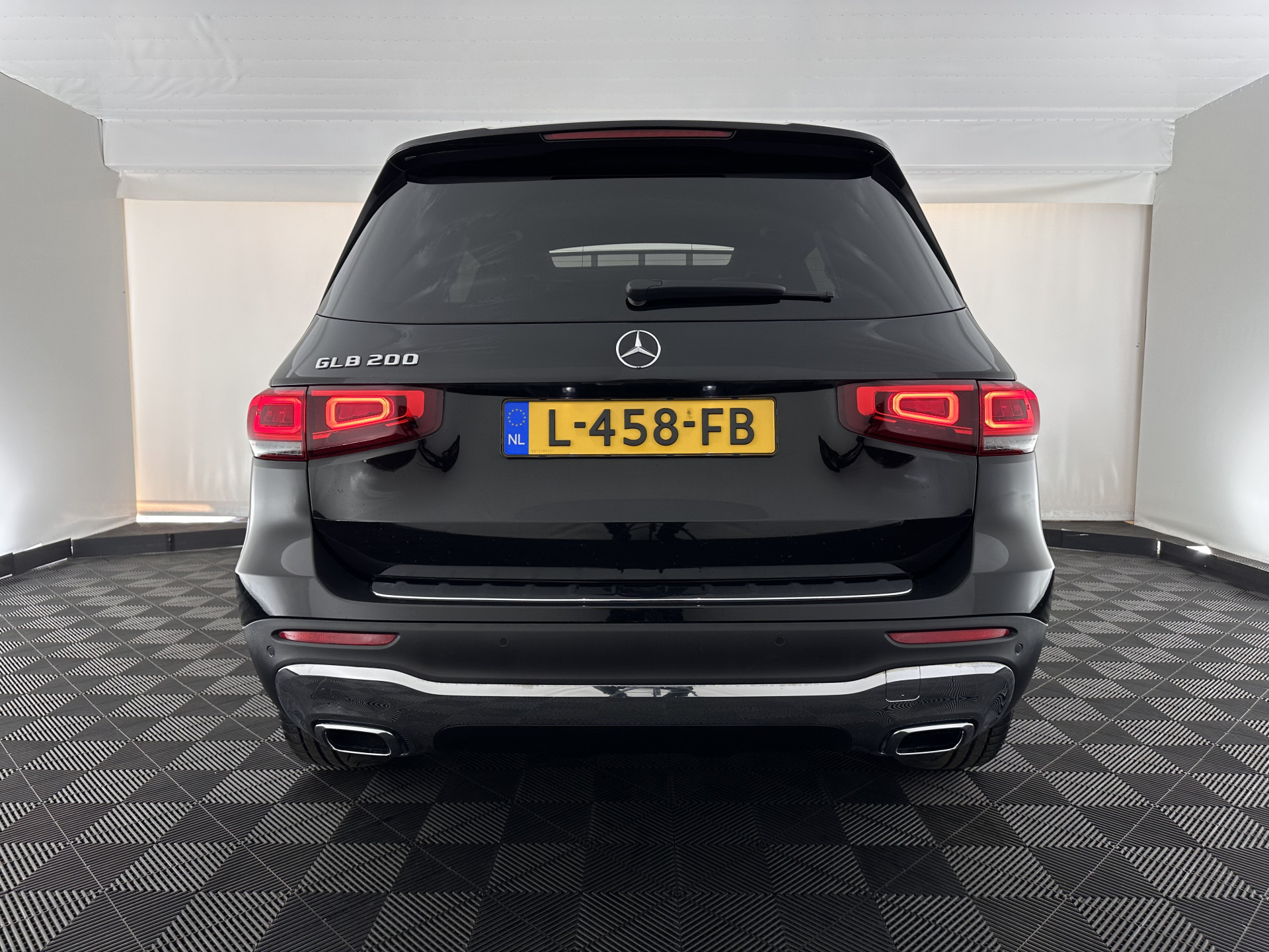 Mercedes-Benz GLB 200 Business Solution Luxury (INCL-BTW) *PANO | LEATHER | FULL-LED | AMBIENTLIGHT | HEATED-SPORTSEATS | WIDESCREEN-DIGICOCKPIT | DAB+ | NAVI-FULLMAP | CAMERA | PRIVACYGLASS | LANE-ASSIST | DYNAMIC-SELECT | 18'