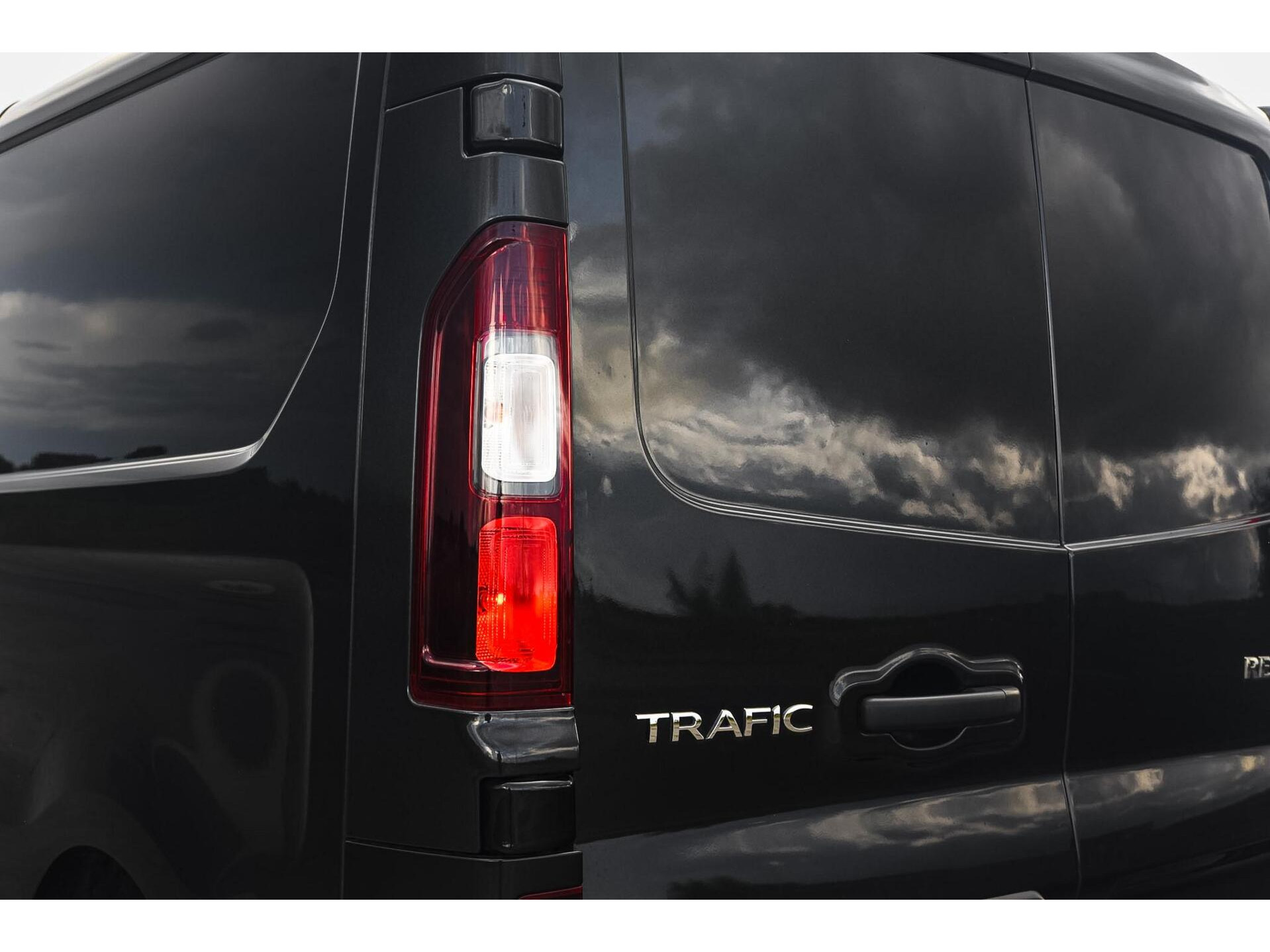 Trafic 2.0 dCi 145 DC Luxe | Automaat | 6-Pers