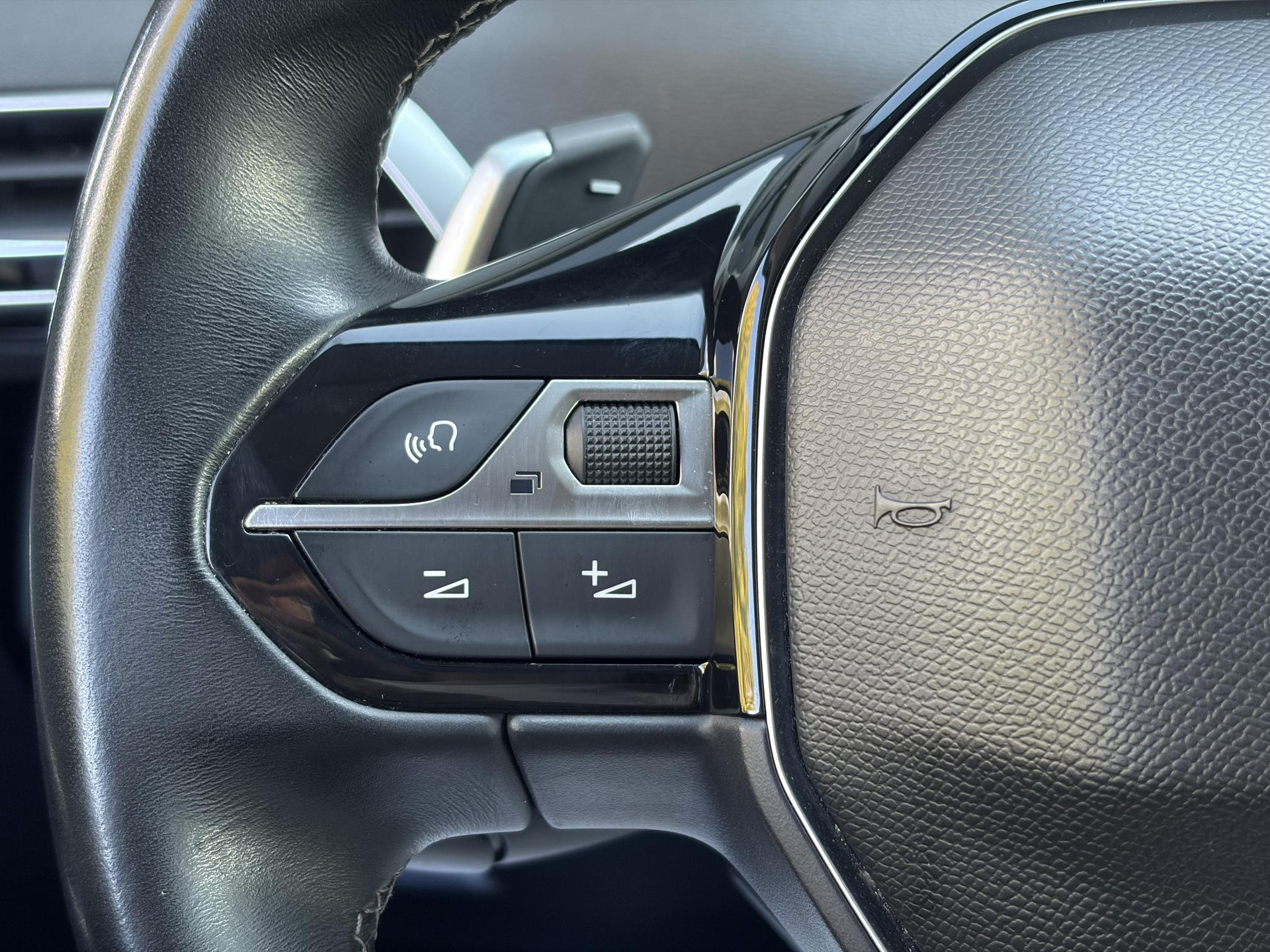 Peugeot 3008 1.2 PureTech Allure ✓1e Eigenaar✓D-riem vv 2024✓360° Camera✓Navi✓Trekhaak✓Carplay✓131pk✓Dealer Onderhouden✓Keyless✓Memory stoelen✓Halfleder✓Pdc V+A✓Stoelverw✓Dodehoeksensor✓17''Lm velgen✓N.A.P✓Apk tot 03-2027