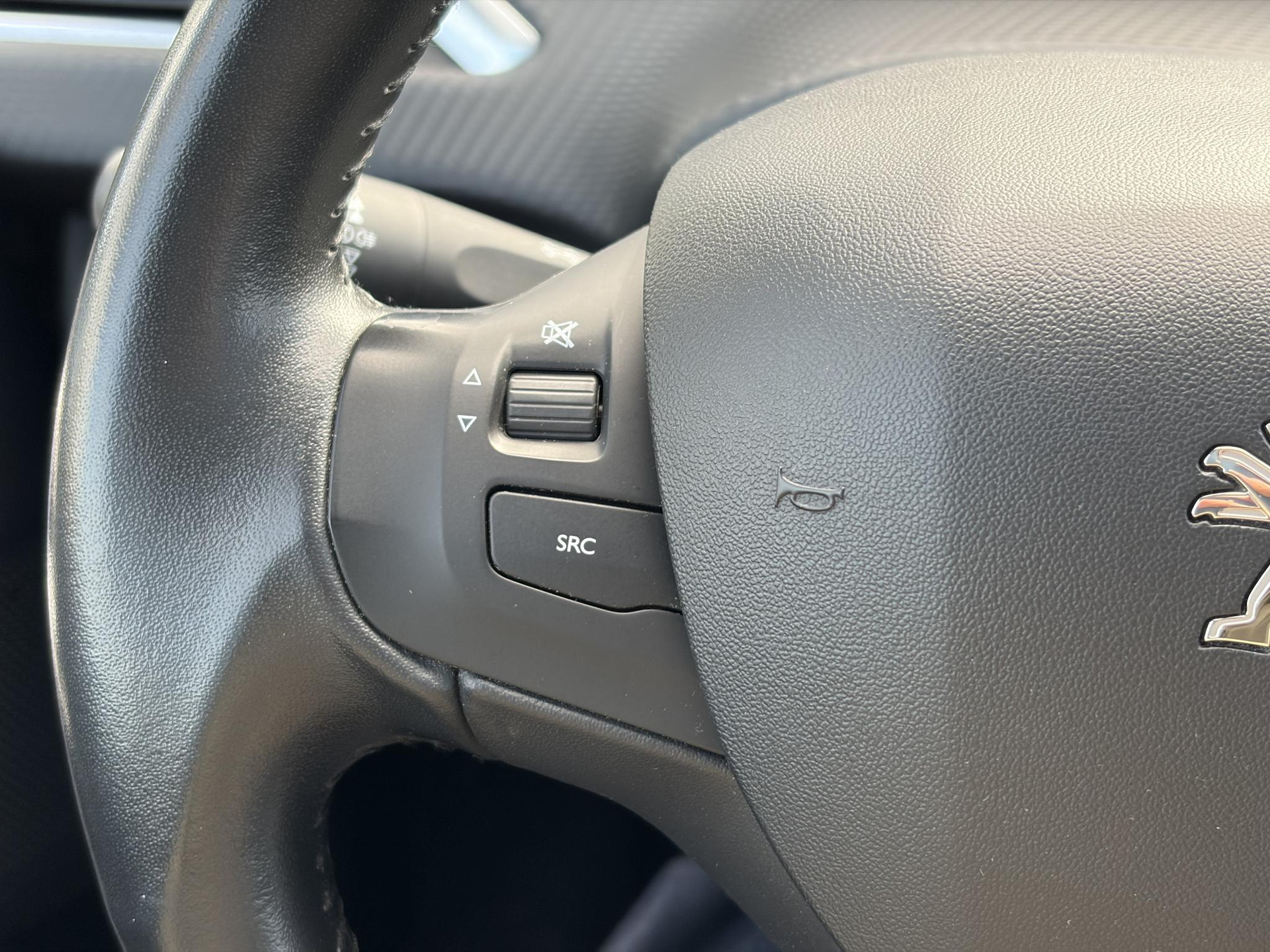Peugeot 2008 1.2 PureTech Blue Lion 2e Eigenaar,Pano,Navi,Trekhaak,110pk,Dealer Onderhouden,Airco,Cruise,Pdc,Lm velgen,N.A.P,Recent beurt gehad,Apk tot 11-2026