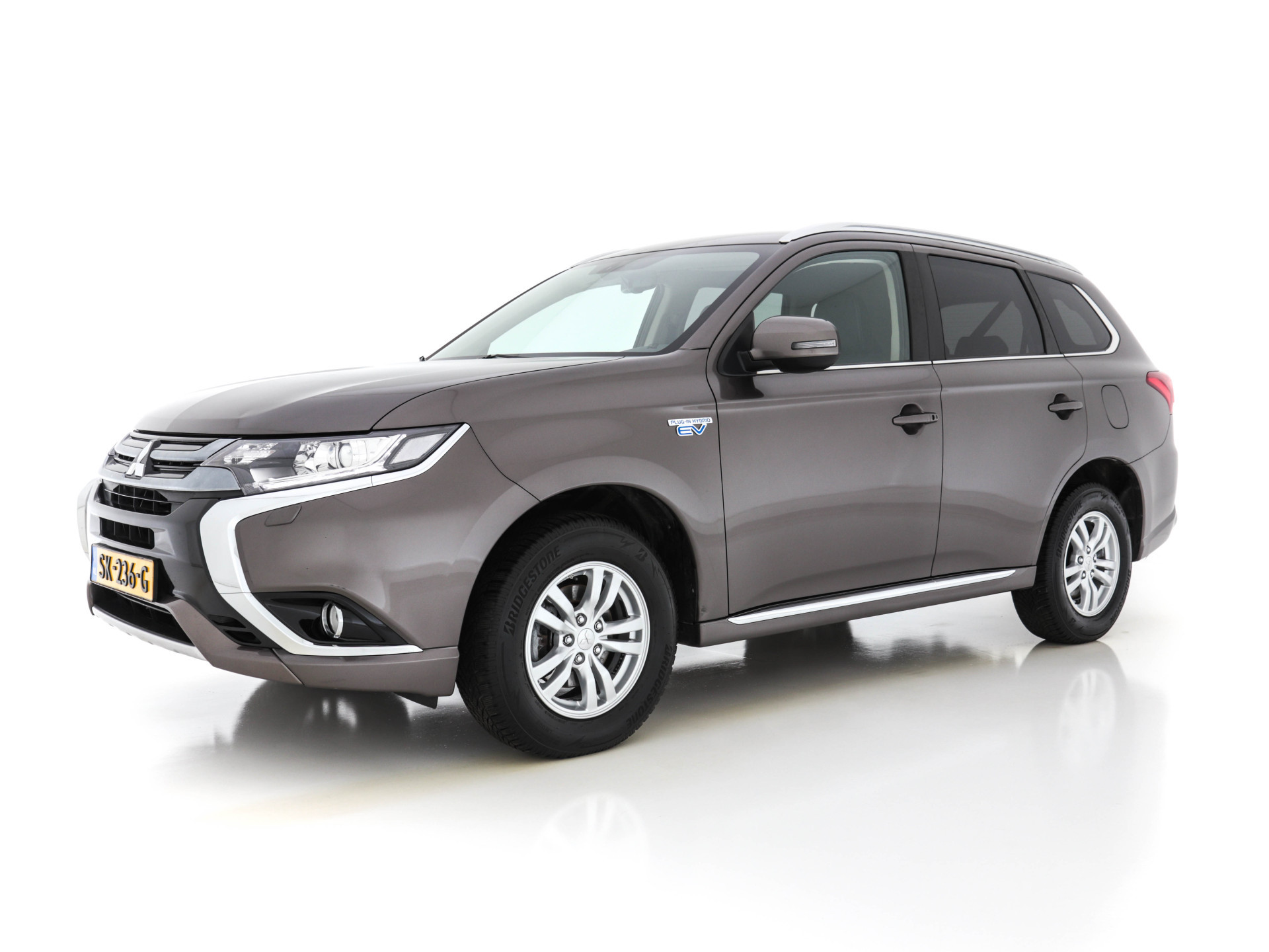 Mitsubishi Outlander 2.0 Plug-in Hybrid AWD (INCL-BTW)  *MICROFIBRE-LEATHER | NAVI-FULLMAP | KEYLESS | DAB | CAMERA | ECC | CRUISE | CARPLAY | PRIVACY-GLASS | TOWBAR | SHIFT-PADDLES | 16"ALU*