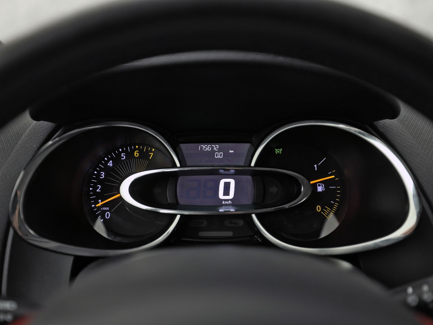 Renault Clio 0.9 TCe Dynamic Sport (NAVIGATIE, CRUISE, LM VELGEN, SPORTSTOELEN, NIEUWE APK, NIEUWSTAAT)