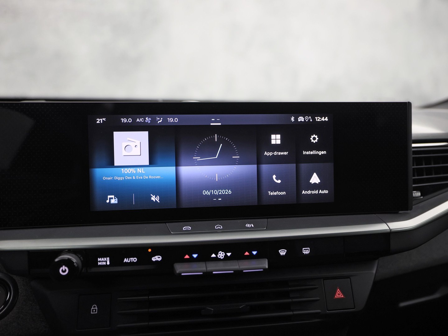 Opel Grandland X 1.2 Turbo Hybrid Sport Automaat (VIRTUAL COCKPIT, APPLE CARPLAY, GROOT NAVI, GETINT GLAS, SPORTSTOELEN, ADAPTIVE CRUISE, KEYLESS, SPORTSTUUR, GETINT GLAS, NIEUWSTAAT)