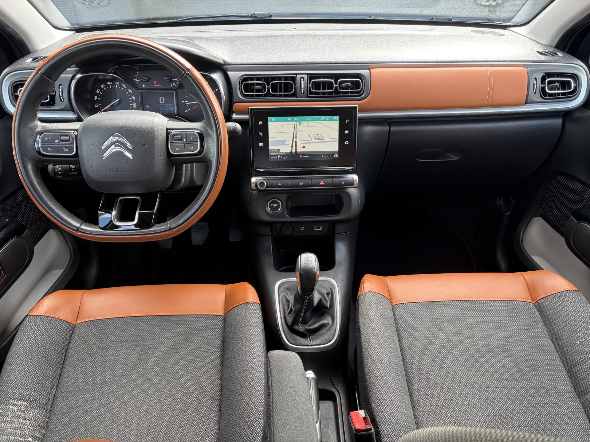 Citroen C3 1.2 PureTech Shine ✓Dealer Onderhouden✓2e Eigenaar✓Carplay✓Camera✓Navi✓Clima✓Cruise✓Pdc V+A✓Keyless✓Halfleder✓Trekhaak✓Rijstrooksensor✓Dodehoeksensor✓17'' Lm velgen✓N.A.P✓Nieuwe Apk bij Aflevering