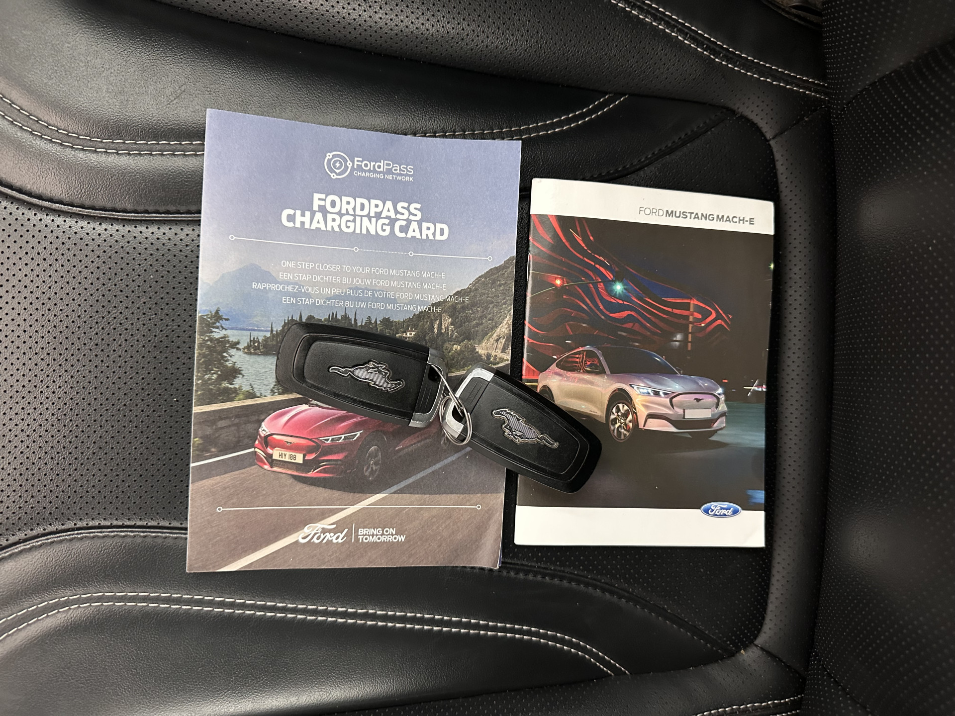 Ford Mustang Mach-E RWD 75 kWh [ 3-Fase ] (INCL.BTW) *LEATHER | FULL-LED | DAB | DIGI-COCKPIT | KEYLESS | NAVI-FULLMAP | CARPLAY | HEATED-COMFORTSEATS | TOPVIEW | ADAPTIVE-CRUISE | PRIVACY-GLASS | 18'' ALU*