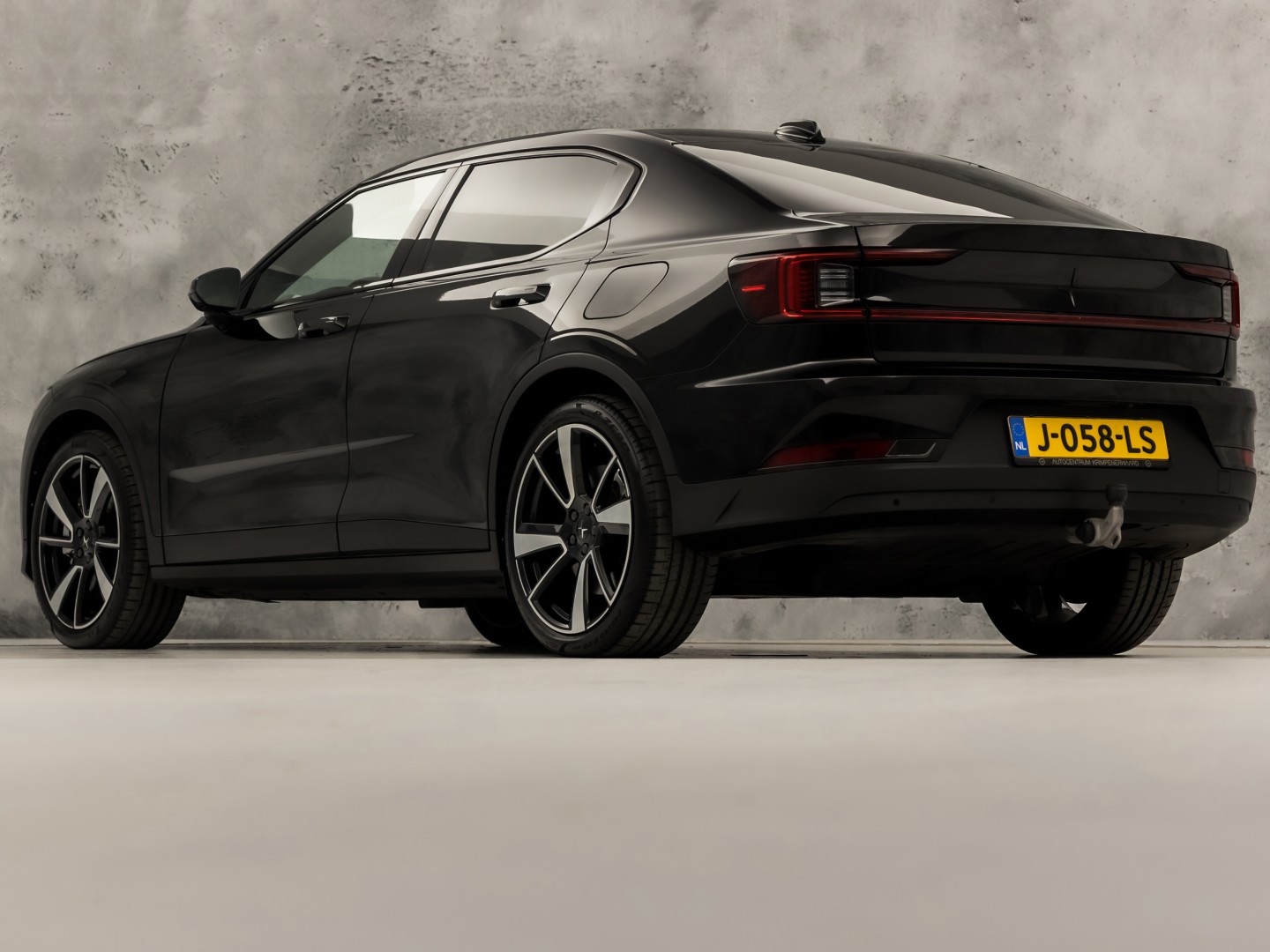 Polestar 2 Long Range Dual Motor Launch Edition 78kWh 408Pk Automaat (PANORAMADAK, HARMAN/KARDON, APPLE CARPLAY, 360 CAMERA, STOELVENTILATIE, MEMORY SEATS, GETINT GLAS, TREKHAAK, ELEK ACHTERKLEP, NIEUWSTAAT)