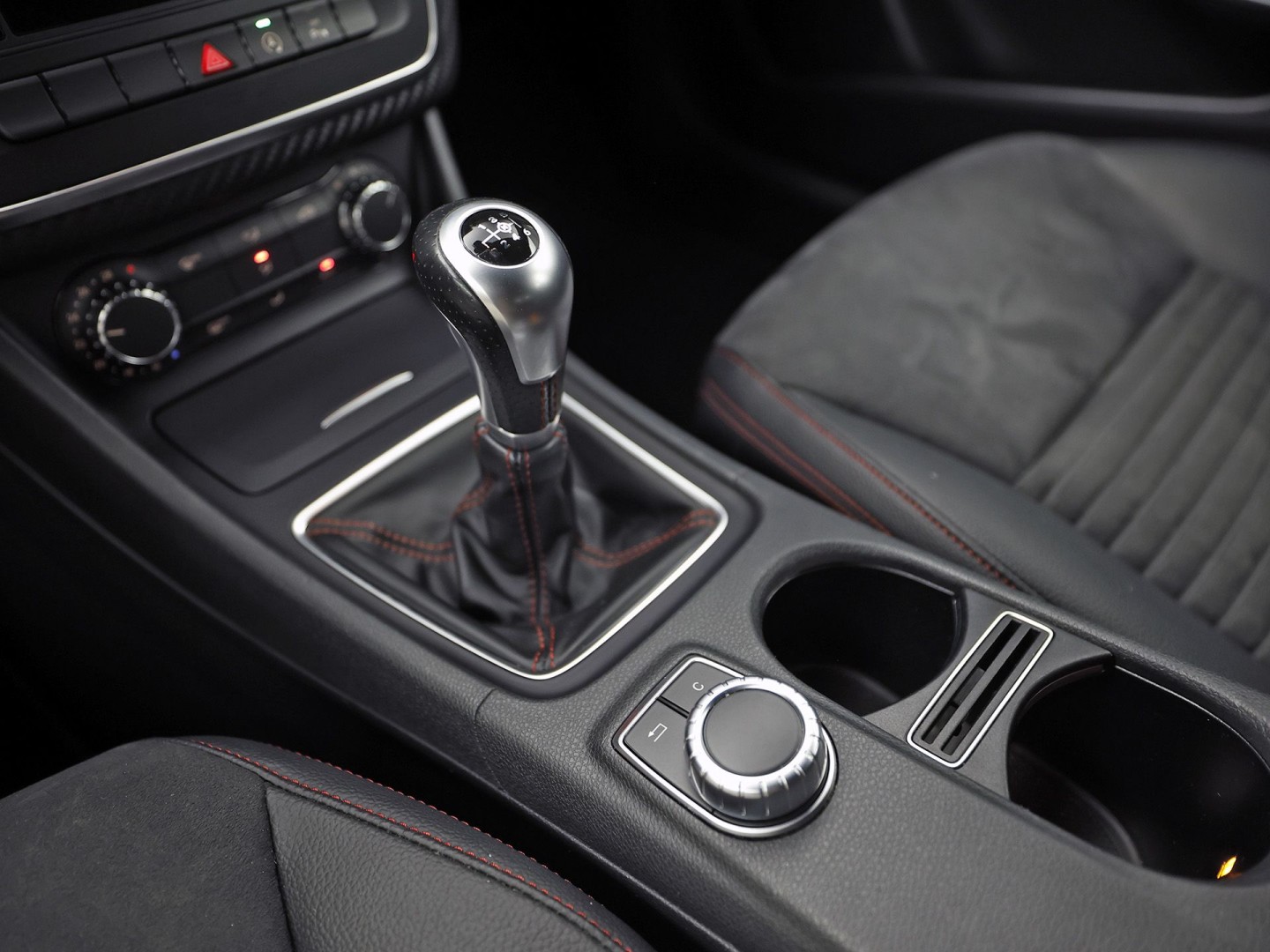 Mercedes-Benz A-Klasse 180 AMG Sport (NAVIGATIE, LEDER/ALCANTARA, DIAMOND GRILL, SPORTSTOELEN, XENON, CRUISE, NIEUWE APK, NIEUWSSTAAT)
