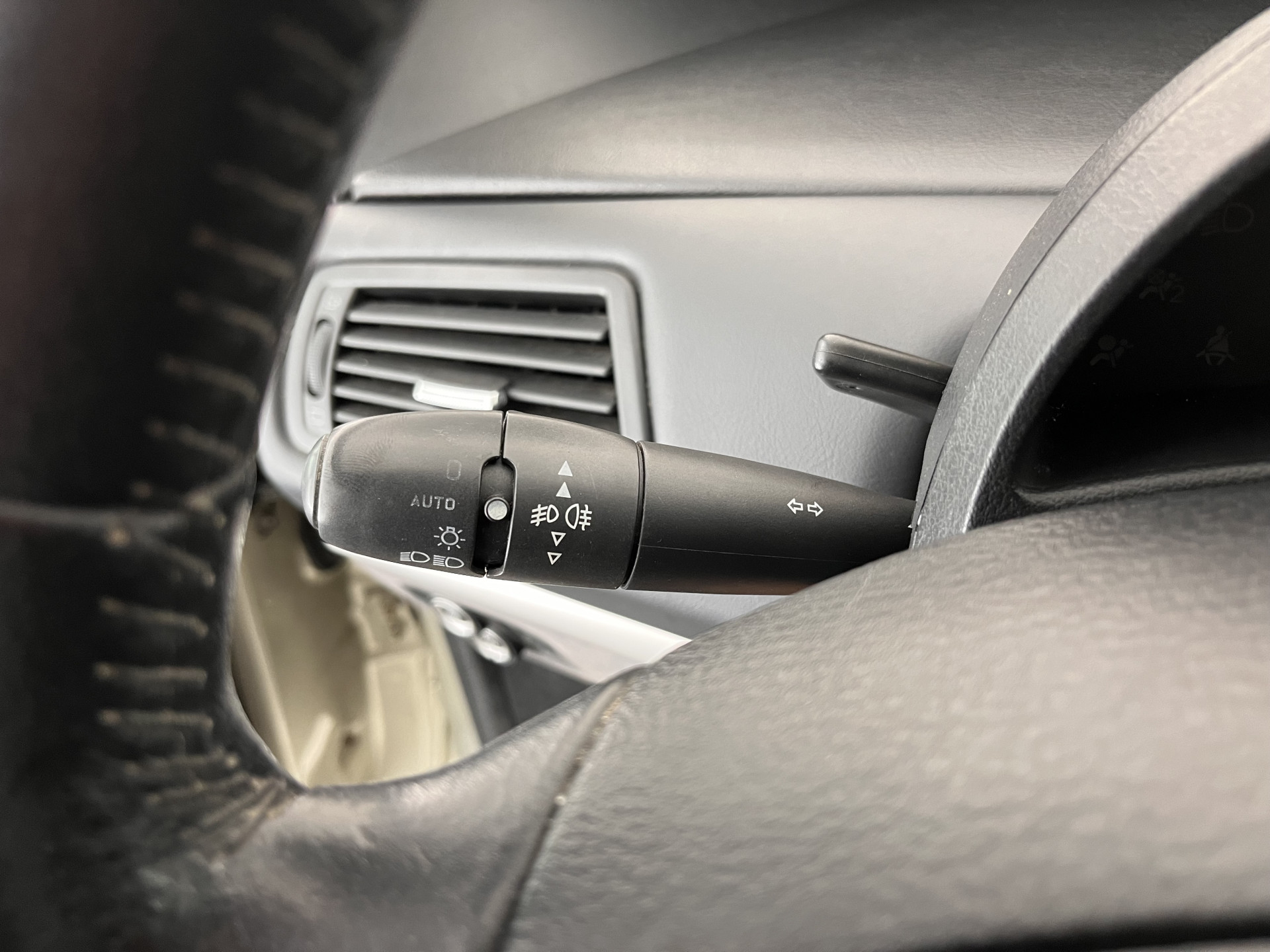 Peugeot 807 2.0 HDiF ST [ 7-Pers. ] Aut. *NAVI-FULLMAP | XENON | VELOURS-COMFORT-SEATS | HEATED-SEATS | ECC | PDC | CRUISE | TOWBAR | 16''ALU*