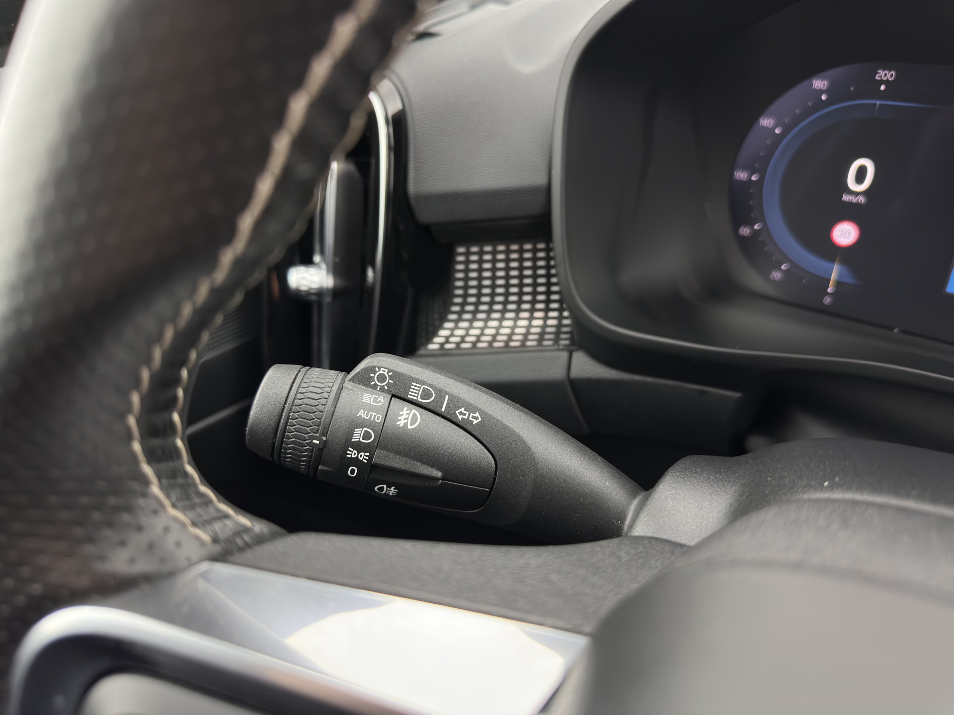 Volvo XC40 Recharge P8 AWD R-Design [ 3-Fase ] {SOH-89%} (INCL-BTW) *PANO | LEATHER-MICROFIBRE | DIGI-COCKPIT | FULL-LED | NAVI-FULLMAP | ECC | CARPLAY | PDC | KEYLESS | HEATED-SPORTSEATS | BLIS | PRIVACY-GLASS | 20"ALU*