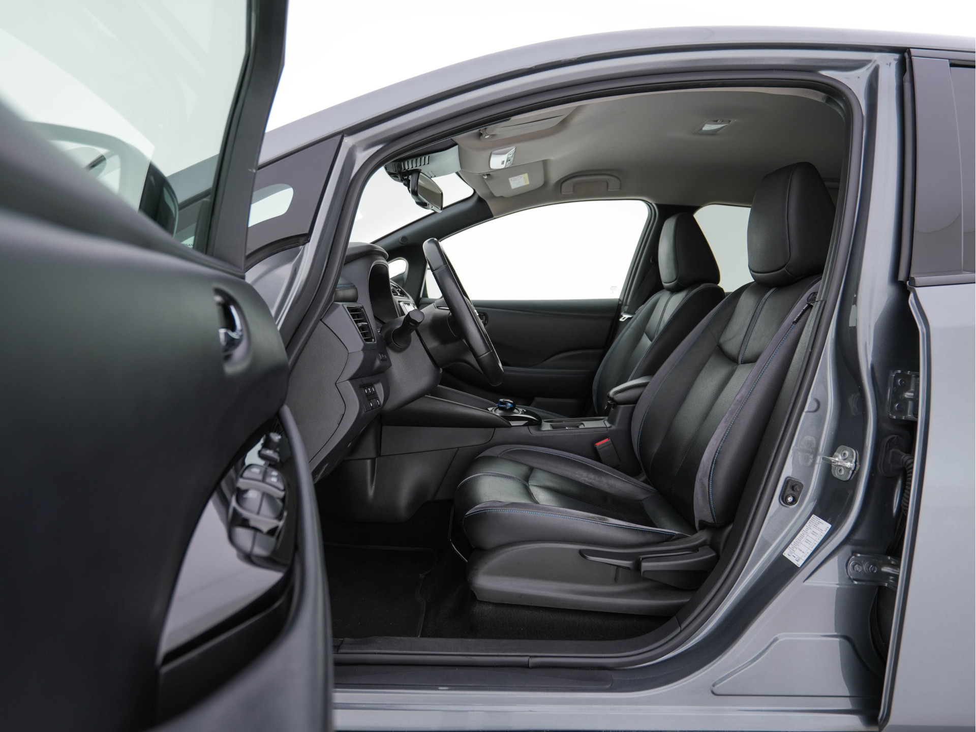 Nissan LEAF 3.Zero Limited Edition 62 kWh {SOH-93%} (INCL-BTW) Aut. *HEATPUMP | LEATHER | FULL-LED | DIGI-COCKPIT | TOPVIEW | BOSE-AUDIO | KEYLESS | DAB+ | BLINDSPOT | ECC | ADAPTIVE-CRUISE | PDC | HEATED-COMFORTSEATS | PRIVACYGLASS | 17"ALU*