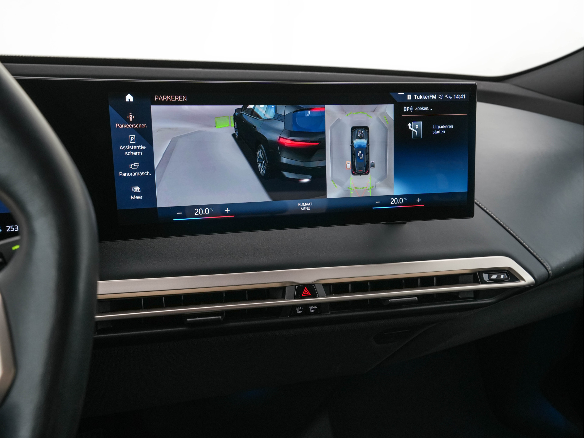 BMW iX xDrive40 High Executive 77 kWh ( 3-Fase ) {SOH-100%} (INCL-BTW) Aut. *PANO | HEAD-UP | HARMAN/KARDON-SURROUND | SOFT-CLOSE | DAB+ | DIGI-COCKPIT | HEATED-COMFORTSEATS | FULL-LED | CARPLAY | TOWBAR | AMBIENT-LIGHT | TOPVIEW | MEMORY-PACK |