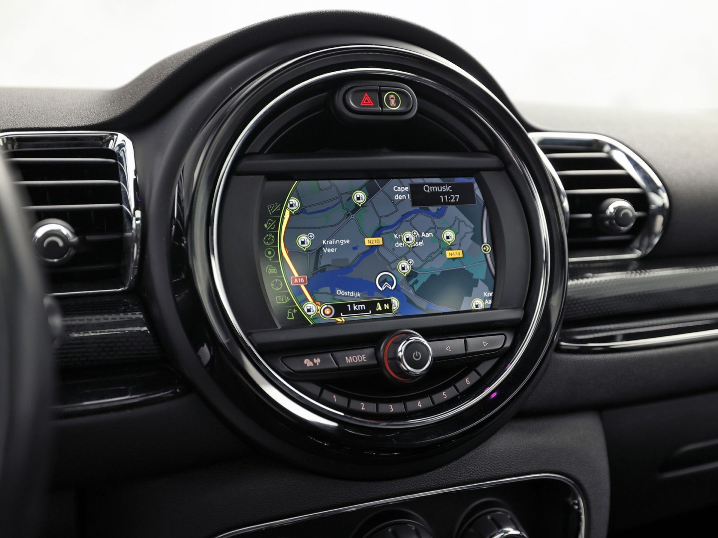 MINI Clubman 1.5 Chili Black Sport Automaat (PANORAMADAK, NAVIGATIE, LEDEREN SPORTSTOELEN, STOELVERWARMING, CRUISE, CLIMATE, ZWART HEMEL, NIEUWE APK)