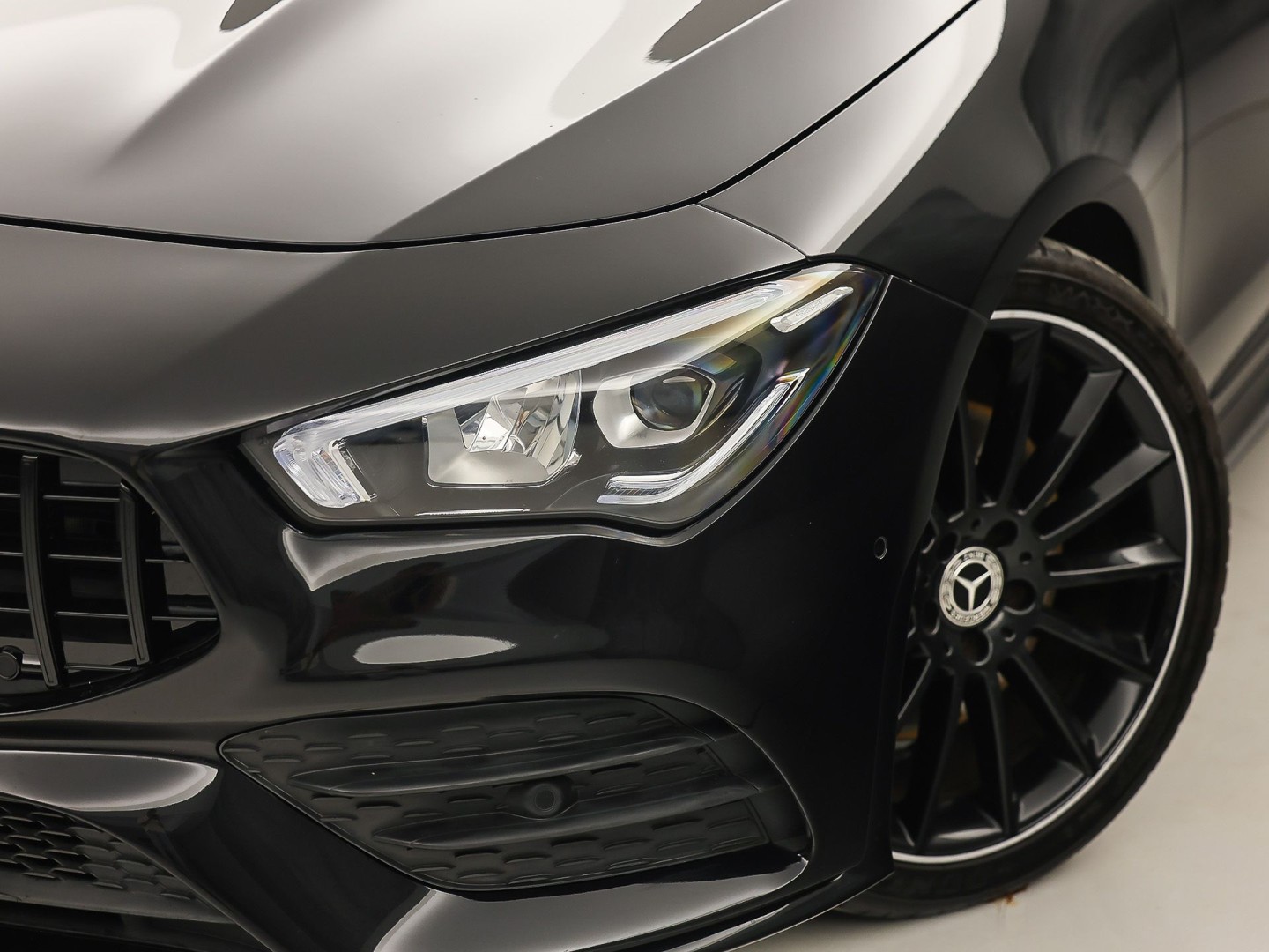 Mercedes-Benz CLA-Klasse 200 AMG Sport 163Pk Automaat (PANORAMADAK, GROOT NAVI, LEDER, CAMERA, SPORTSTOELEN, GETINT GLAS, STOELVERWARMING, NIEUWSTAAT)