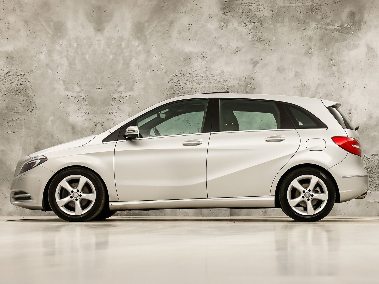 Mercedes-Benz B-Klasse 180 Sport Automaat (PANORAMADAK, GROOT NAVI, CLIMATE, SPORTSTOELEN, LEDER, XENON, CRUISE, NIEUWE APK, NIEUWSTAAT)