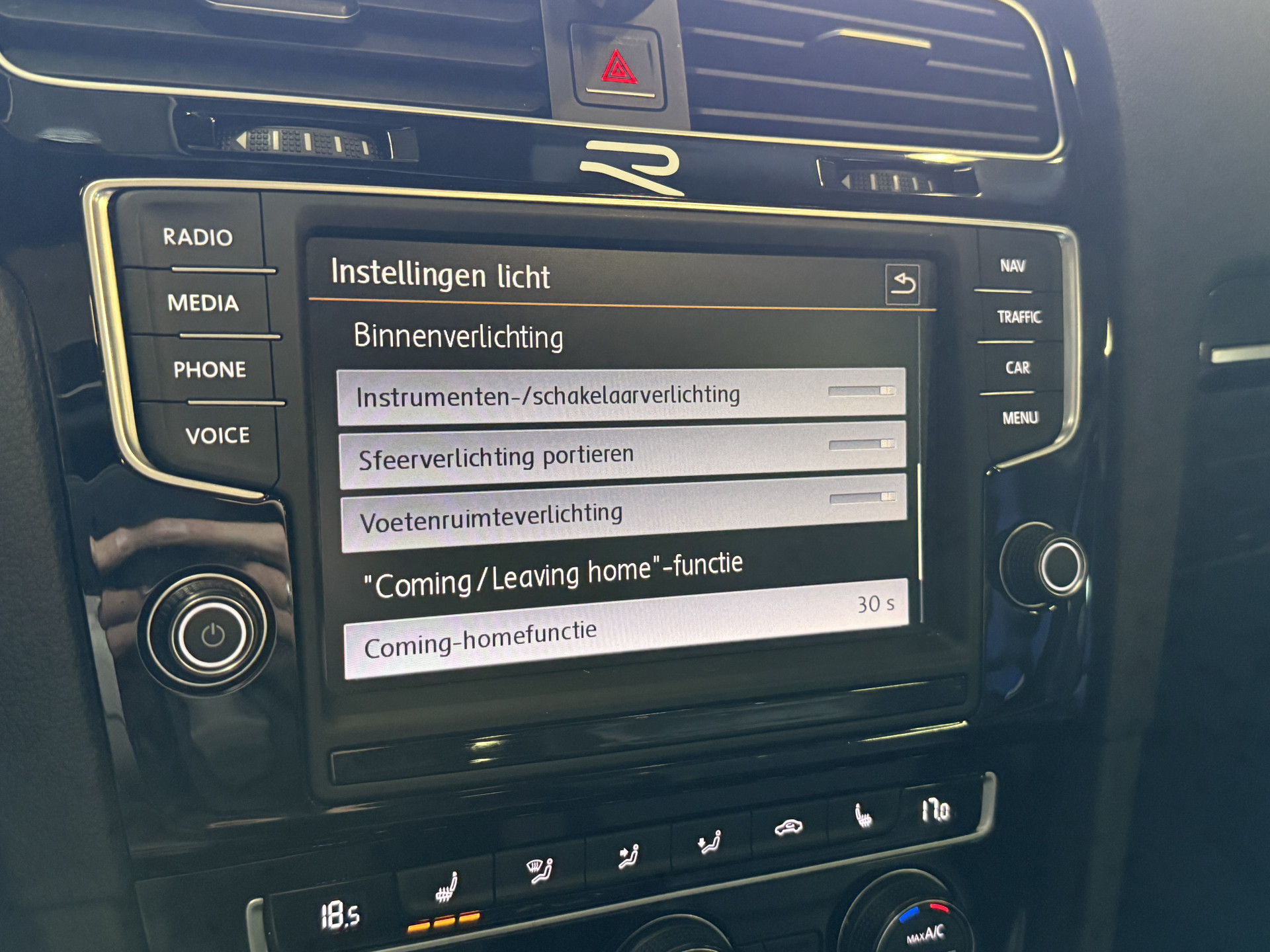 Volkswagen Golf 2.0 TSI R 4Motion | Camera | Panoramadak | 300PK | Stoelverwarming | Leder