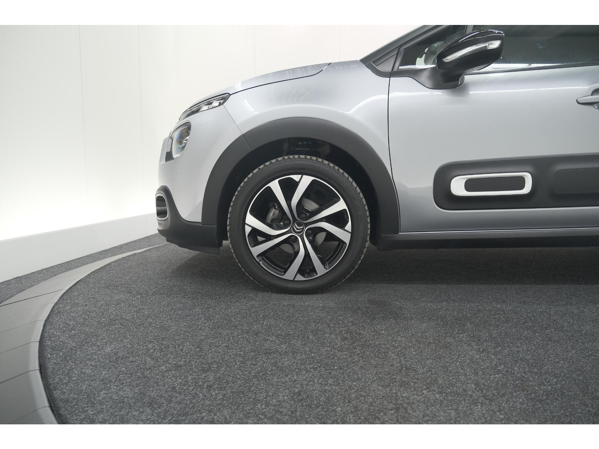 Citroen C3 PureTech 110 EAT6 Shine | Camera | Navigatie | Parkeersensoren | Apple Carplay | 17 Inch Lichtmetalen Velgen