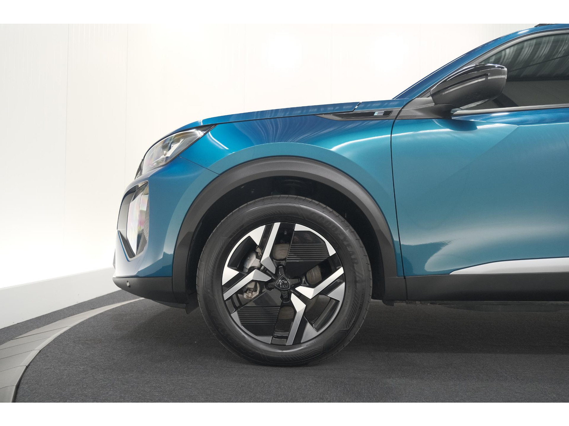Peugeot e-2008 EV Allure Avantage 54 kWh | SOH 97,7% | 11 KW Lader | Apple Carplay | Parkeersensoren