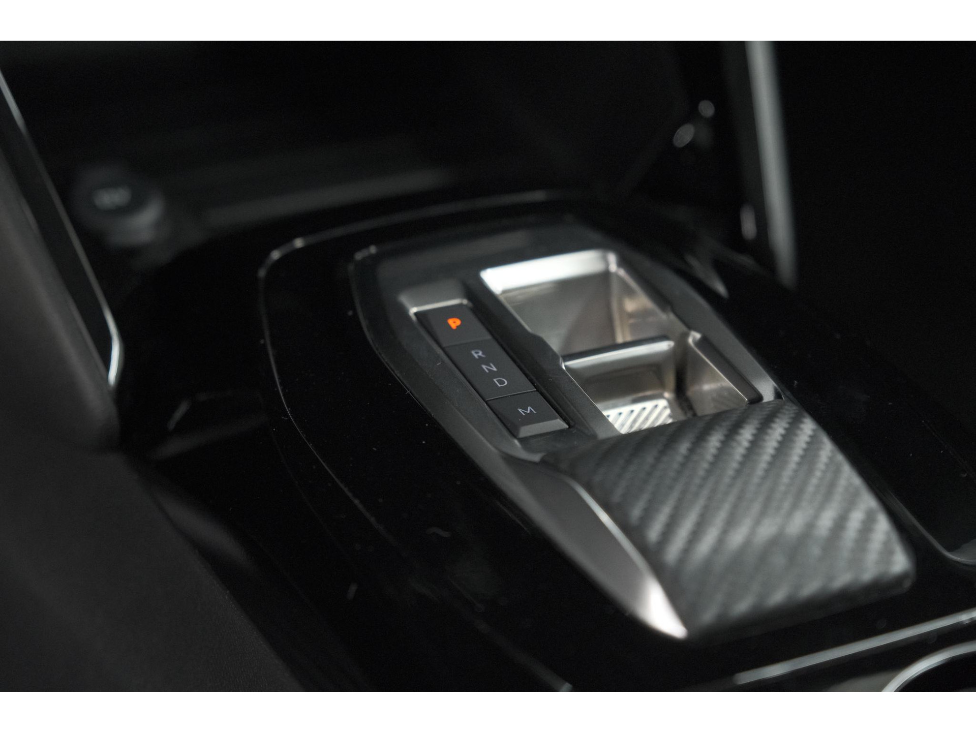 Peugeot 208 1.2 Hybrid 110 e-DCS6 Allure | Apple Carplay | Parkeersensoren Voor + Achter | Climate Control