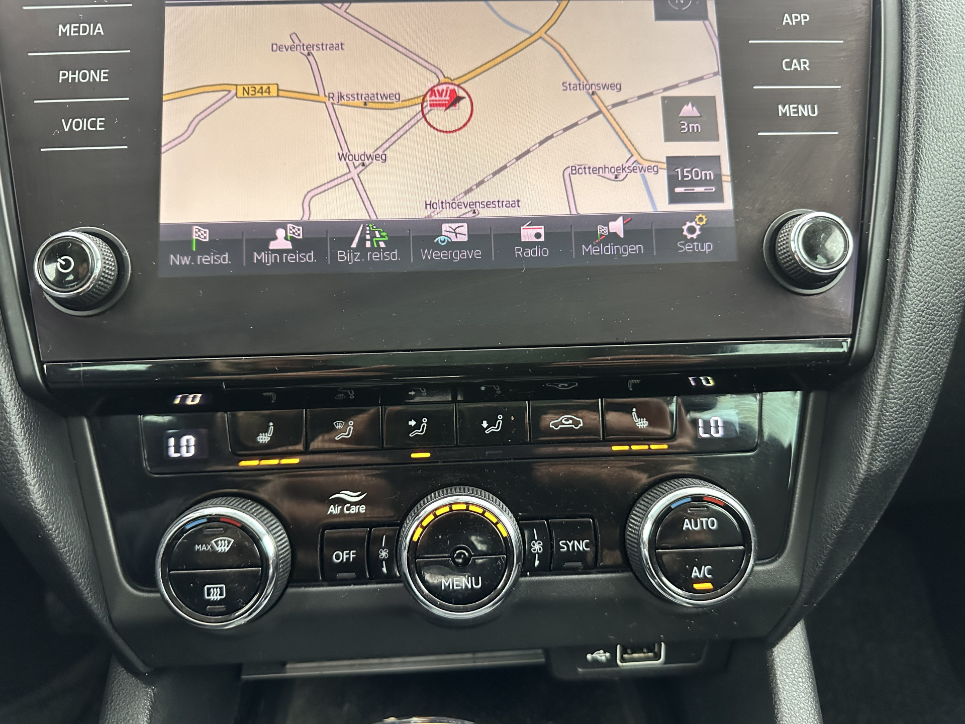 ŠKODA Octavia Combi 1.6 TDI Greentech Clever Edition Aut. *LEATHER-FABRIC | NAVI-FULLMAP | COMFORT-SEATS | DAB+ | HEATED-SEATS | AMUNDSEN-AUDIO | ECC | SHIFT-PADDLES | PARKPILOT | CRUISE | TOWBAR | 16''ALU *