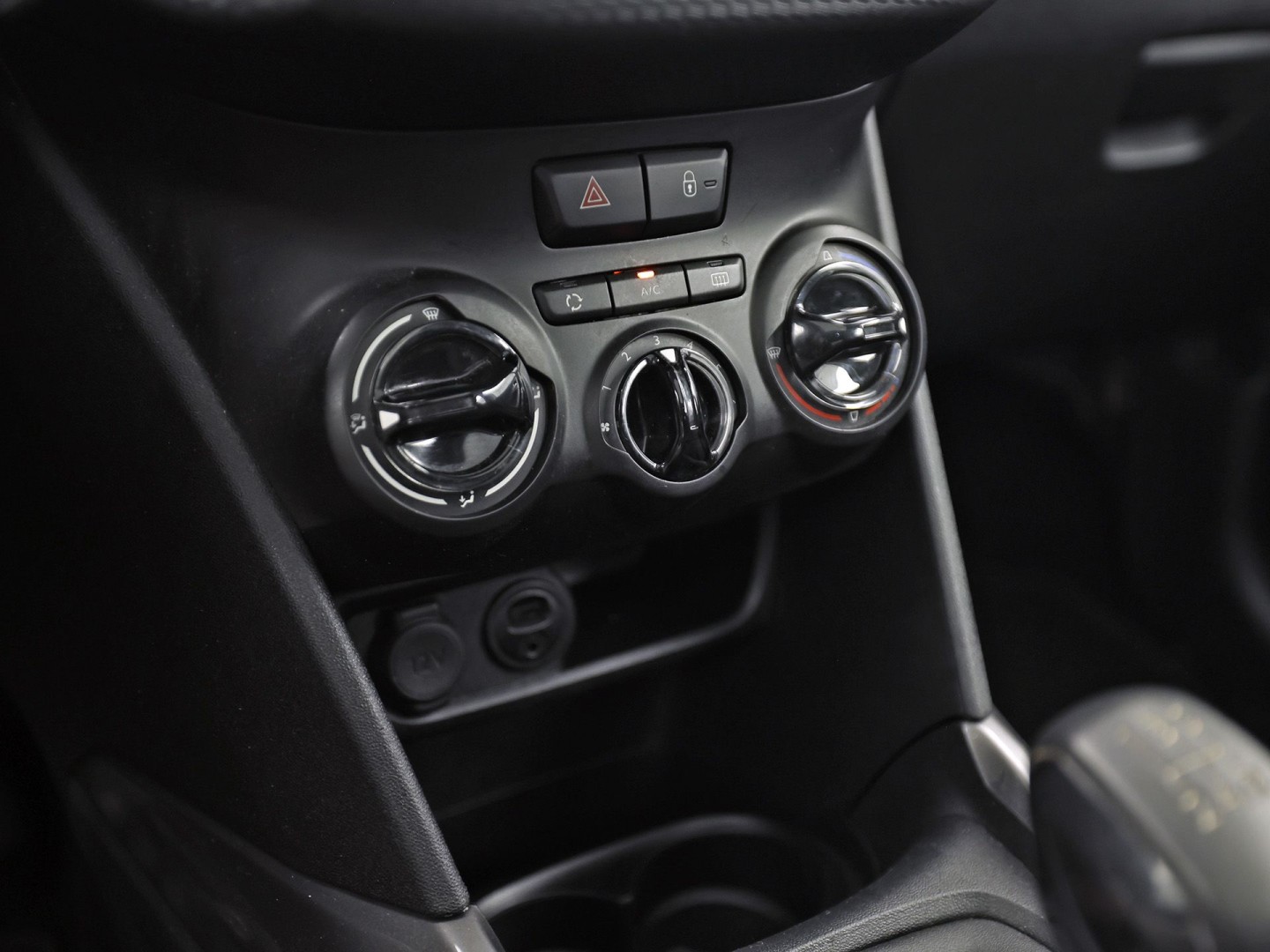 Peugeot 2008 1.2 PureTech Sport (PANORAMADAK, APPLE CARPLAY, NAVIGATIE, LM VELGEN, SPORTSTOELEN, PARKEERSENSOREN, CRUISE, NIEUWSTAAT)