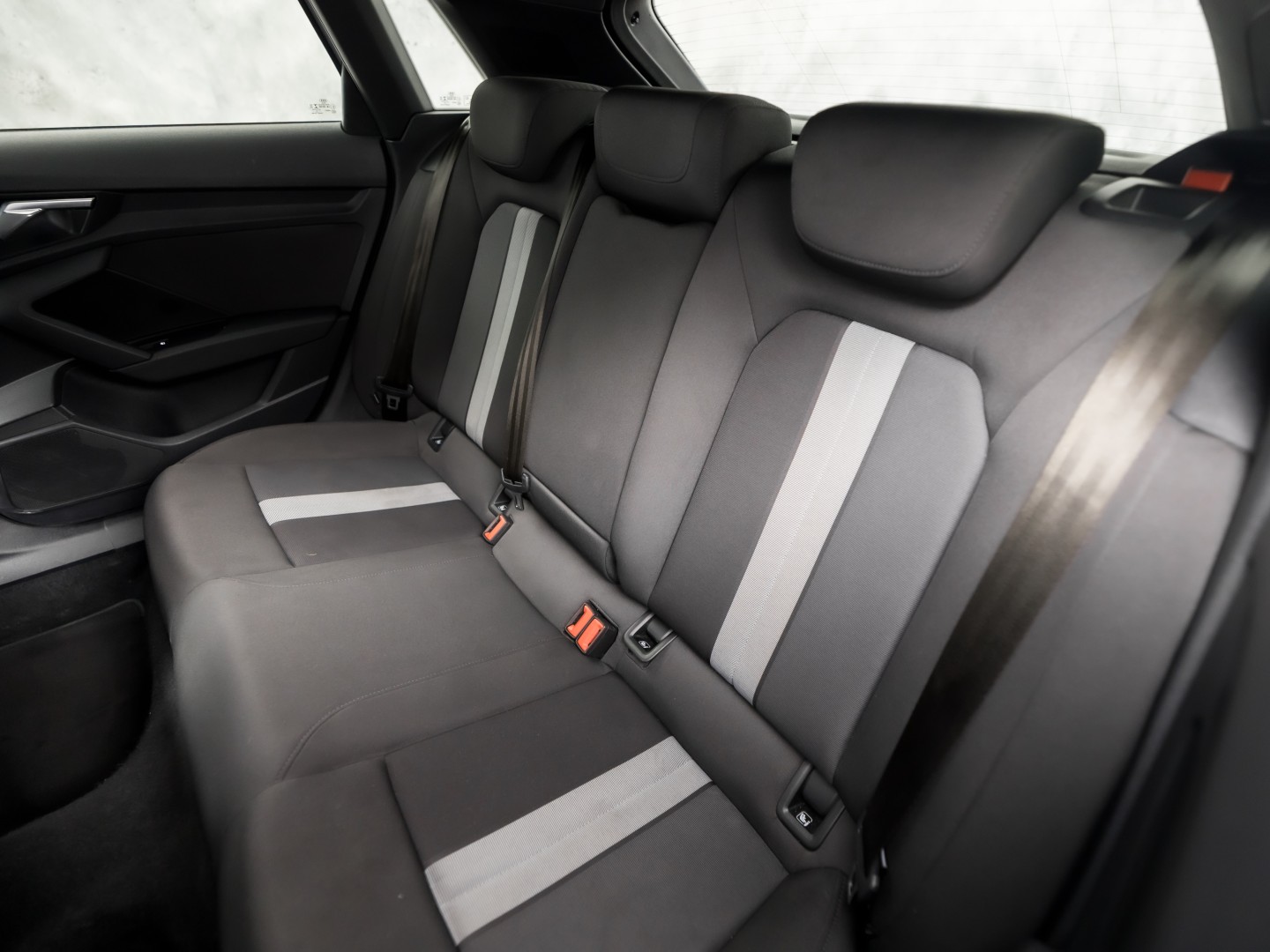 Audi A3 Sportback 30 TFSI Sport (APPLE CARPLAY, GROOT NAVI, CAMERA, ELEK STOEL, ADAPTIVE CRUISE, STOELVERWARMING, SPORTSTOELEN, GETINT GLAS, KEYLESS START, NIEUWSTAAT)
