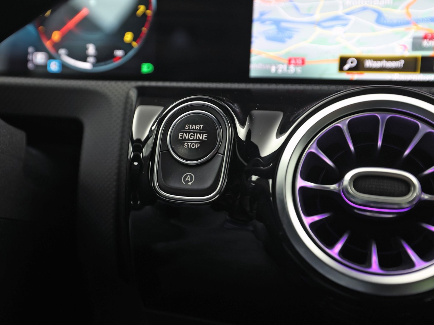 Mercedes-Benz A-Klasse 200 AMG Sport 163Pk Automaat (PANORAMADAK, APPLE CARPLAY, GROOT NAVI, SFEERVERLICHTING, CAMERA, SPORTSTOELEN, LEDER, GETINT GLAS, STOELVERWARMING, NIEUWSTAAT)