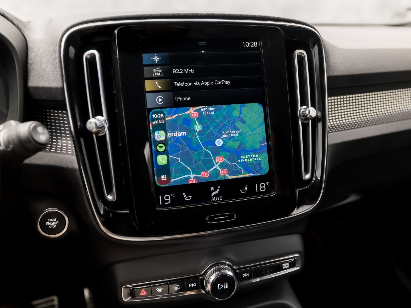 Volvo XC40 1.5 T5 Recharge Inscription Sport 252Pk Automaat (PANORAMADAK, APPLE CARPLAY, MEMORY SEAT, LEDER, 360 CAMERA, SPORTSTOELEN, STUUR/STOELVERWARMING, GETINT GLAS, ELEK ACHTERKLEP, NIEUWE APK, NIEUWSTAAT)
