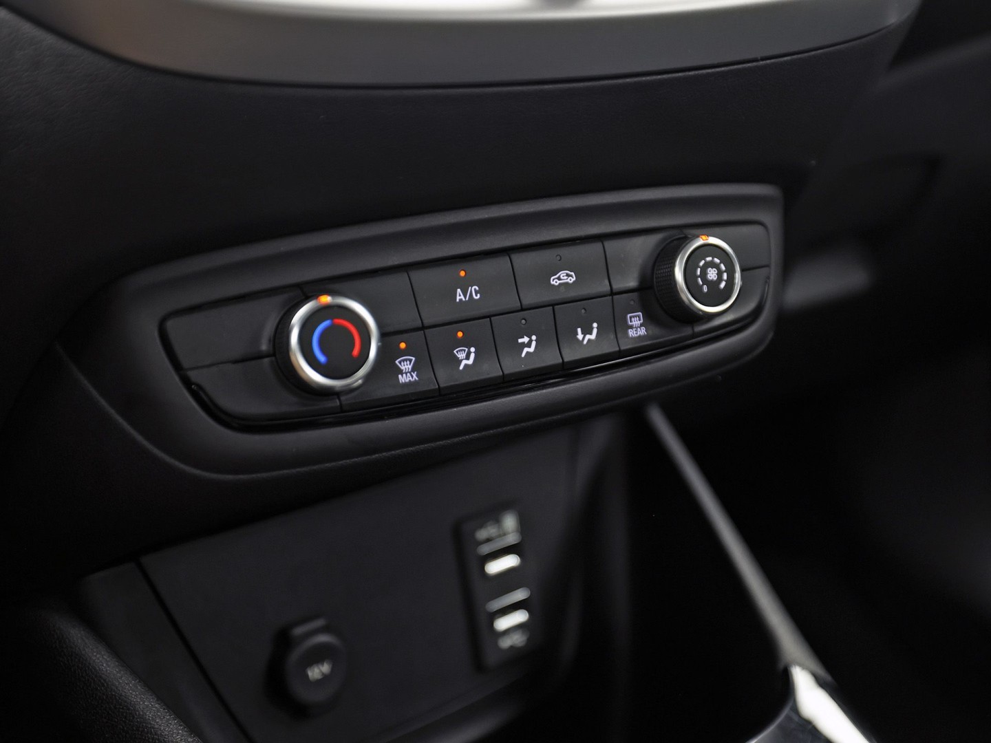 Opel Crossland X 1.2 Sport (APPLE CARPLAY, GROOT NAVI, LM VELGEN, CRUISE, SPORTSTOELEN, PARKEERSENSOREN, NIEUWE APK, NIEUWSTAAT)
