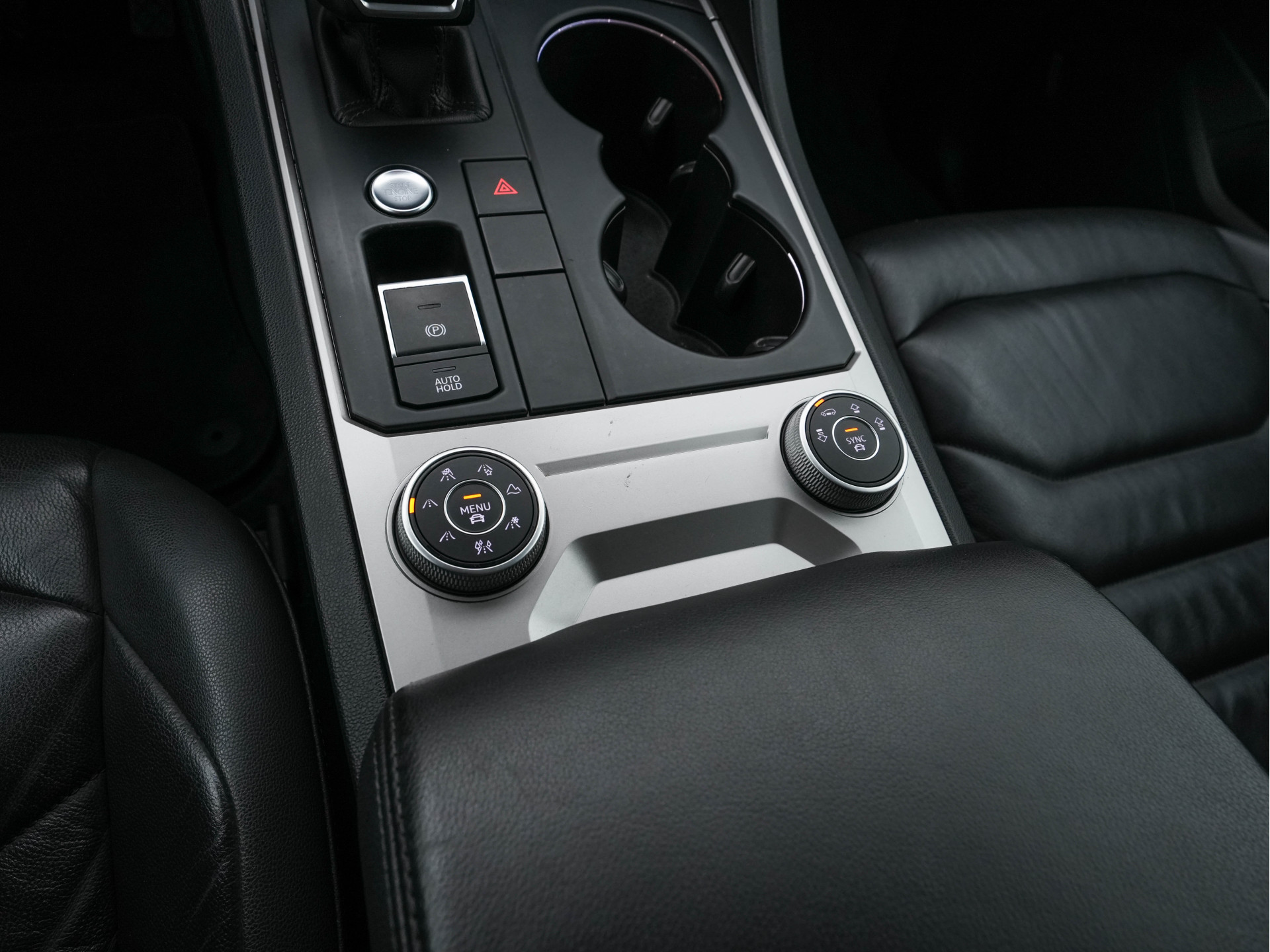 Volkswagen Touareg 3.0 TDI R-Line (INCL-BTW) Aut. *LEATHER | FULL-LED | BLIND-SPOT | HEATED-COMFORTSEATS | AIR-SUSPENSION | KEYLESS | CAMERA | NAVI-FULLMAP | PRIVACY-GLASS | ADAPTIVE-CRUISE |  SHIFT-PADDLES | TOWBAR*