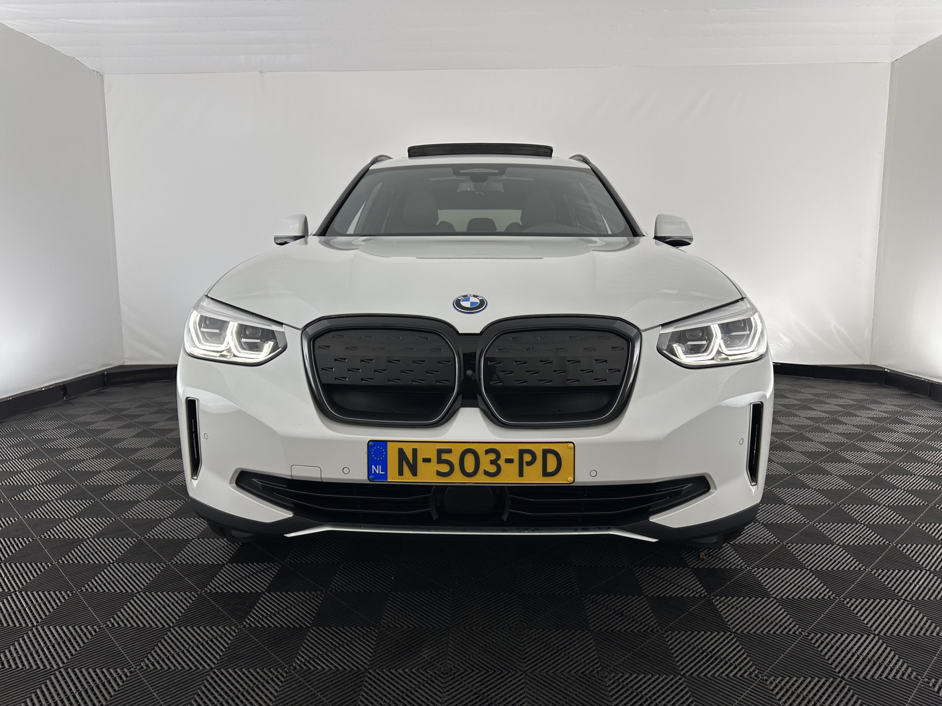 BMW iX3 High Executive 80 kWh [ 3-Fase ] (INCL-BTW) Aut. *PANO | LEATHER | HARMAN/KARDON | FULL-LED | BLINDSPOT | MEMORY-PACK | DIGI-COCKPIT | HEATED-SPORTSEATS | KEYLESS | TOPVIEW | DAB+ | NAVI-FULLMAP | HEAD-UP | PRIVACY-GLASS | 2