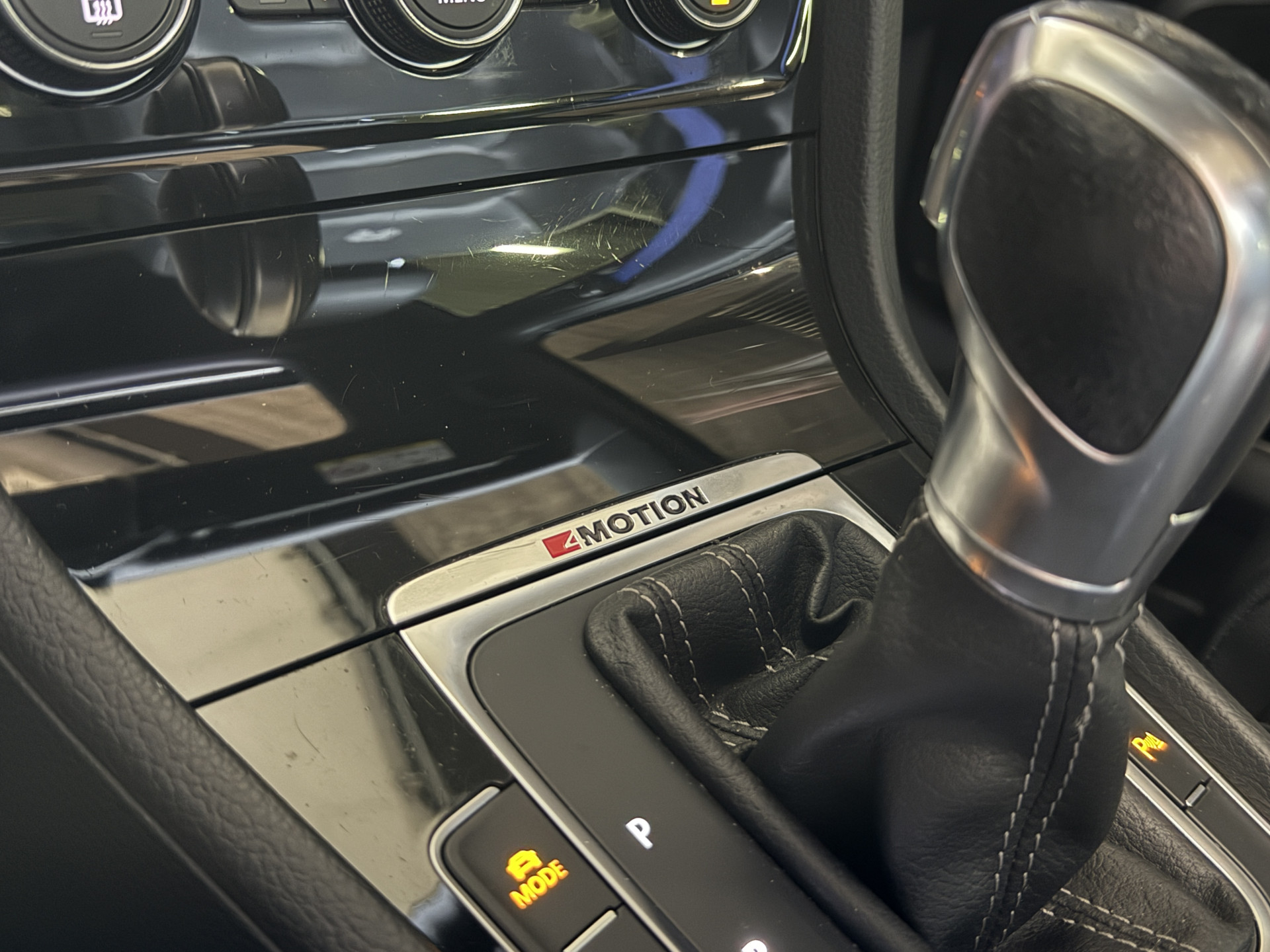 Volkswagen Golf 2.0 TSI R 4Motion | Camera | Panoramadak | 300PK | Stoelverwarming | Leder