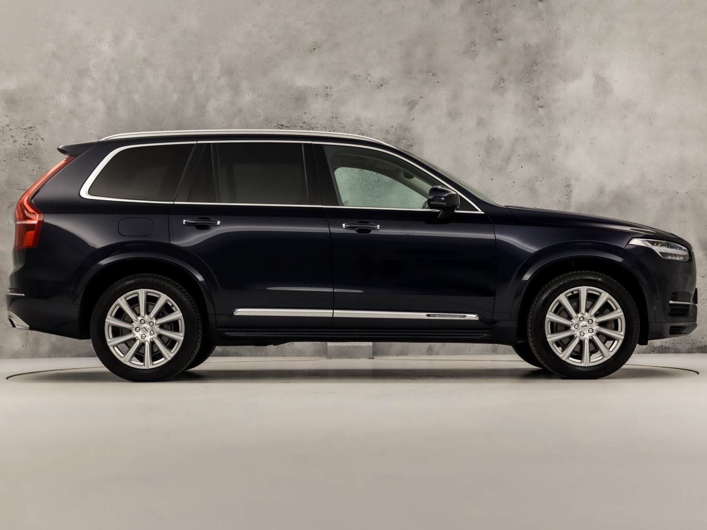 Volvo XC90 2.0 T8 Twin Engine AWD Inscription 7 Persoons 408Pk Automaat (PANORAMADAK, BOWERS&WILKINS, MEMORY SEATS, BRUIN LEDER, CAMERA, STOELKOELING/VERWARMING, HEAD-UP DISPLAY, GETINT GLAS, ELEK ACHTERKLEP, NIEUWSTAAT)