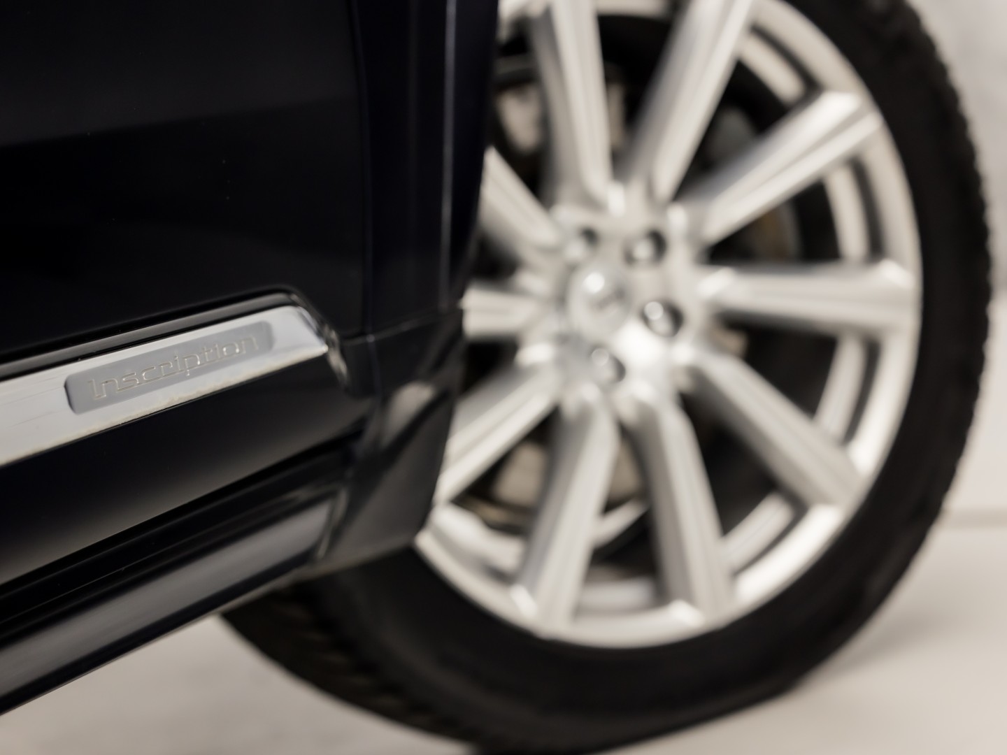 Volvo XC90 2.0 T8 Twin Engine AWD Inscription 7 Persoons 408Pk Automaat (PANORAMADAK, BOWERS&WILKINS, MEMORY SEATS, BRUIN LEDER, CAMERA, STOELKOELING/VERWARMING, HEAD-UP DISPLAY, GETINT GLAS, ELEK ACHTERKLEP, NIEUWSTAAT)